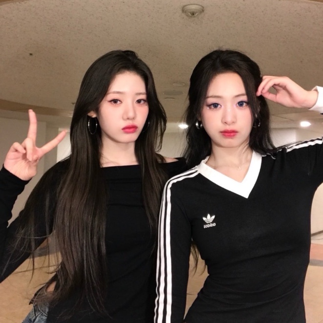 (W) Adidas V-Neck Long Sleeve T-Shirt Black - KR Sizing 착용 스타일 - 1