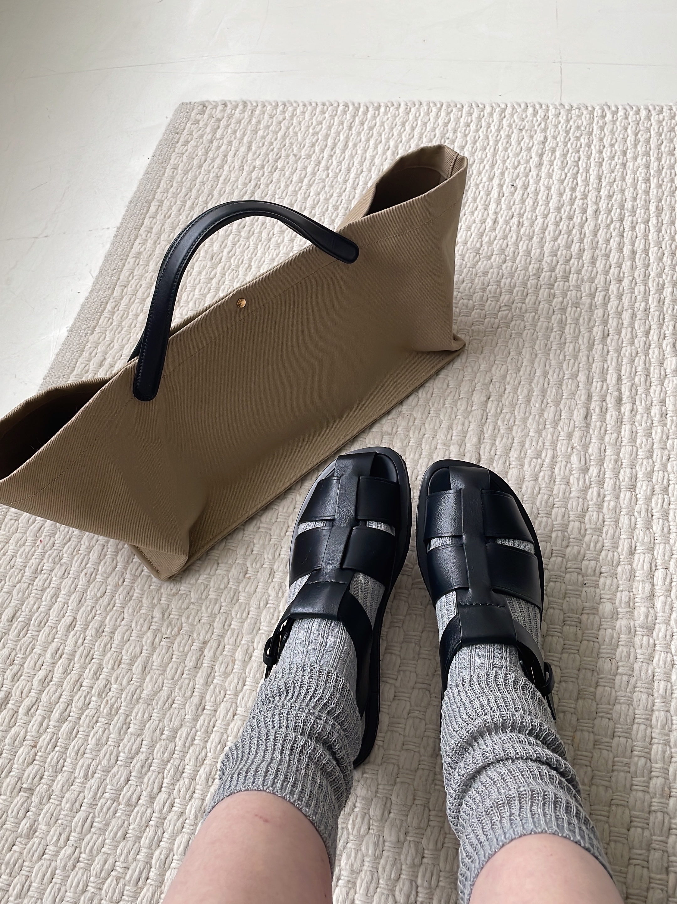 The Row Idaho Bag in Cotton Beige, (W) The Row Fisherman Sandal in Smooth Nappa Leather Black 착용 스타일