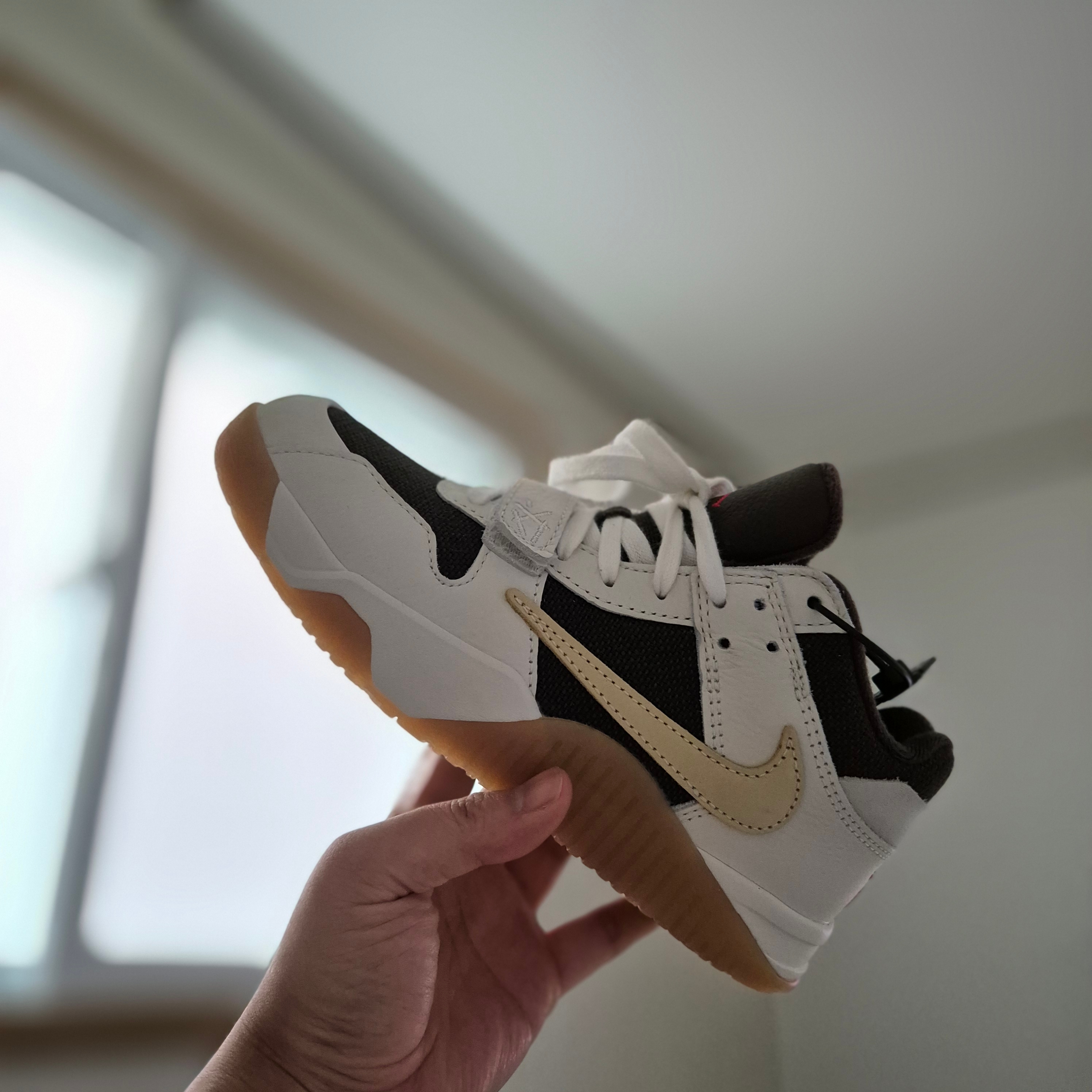 Jordan x Travis Scott Jumpman Jack TR Sail and Dark Mocha 착용 스타일