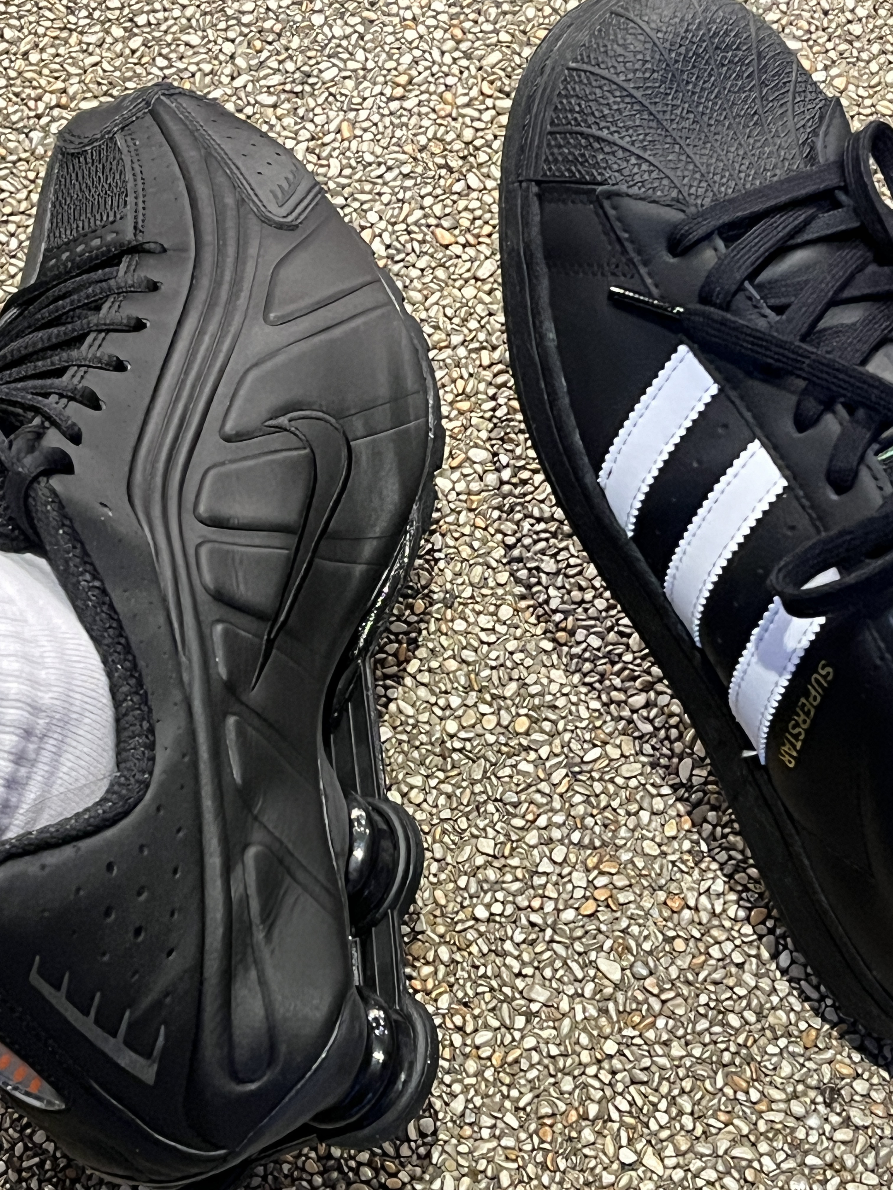 (W) Nike Shox R4 Black, Adidas Superstar Core Black White 착용 스타일
