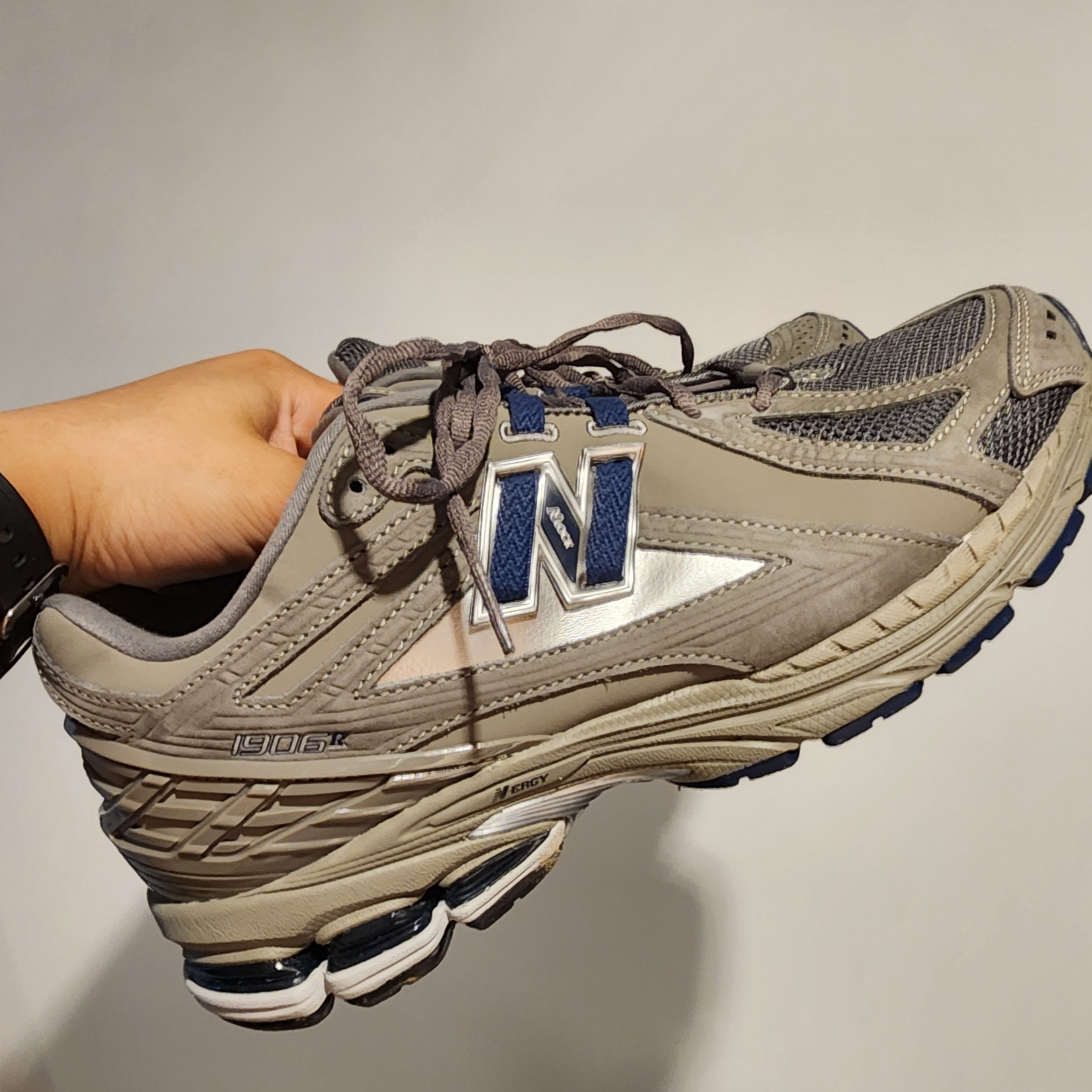 New Balance 1906R Charcoal Grey 착용 스타일 - 2