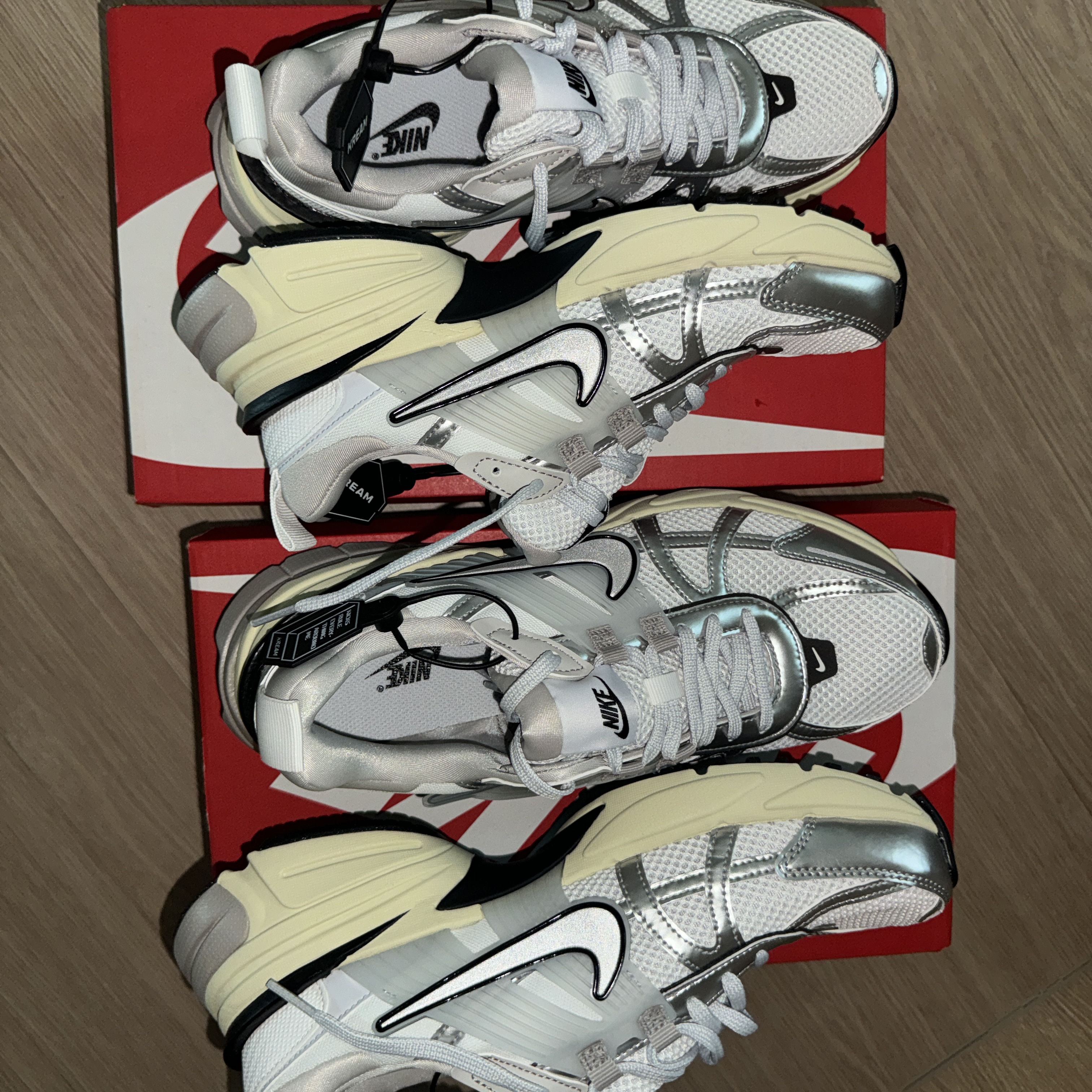 Nike V2K Run Summit White Metallic Silver 착용 스타일 - 4