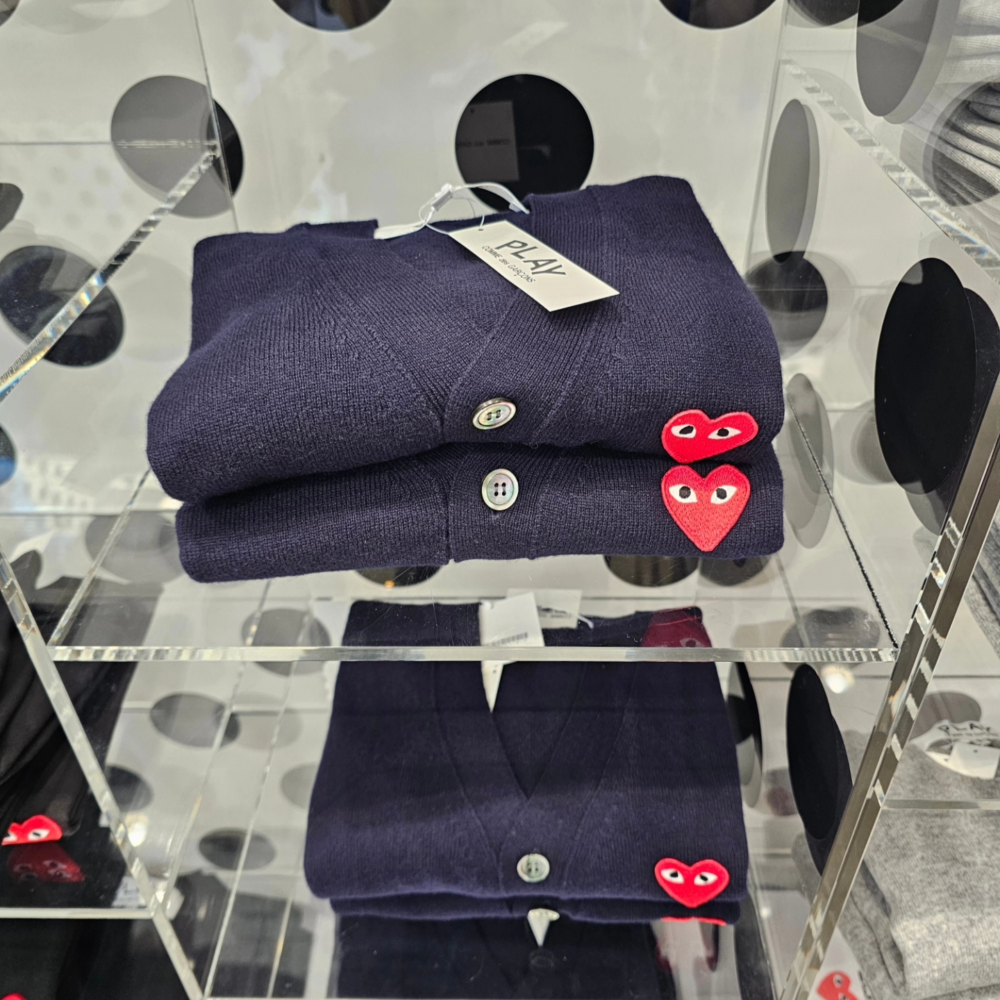 Play Comme des Garcons Red Heart Knit Cardigan Navy 착용 스타일