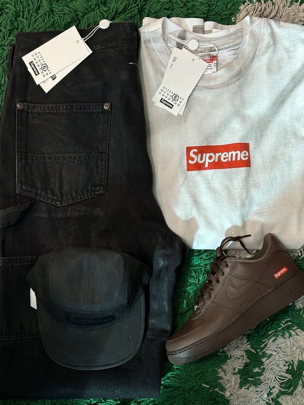 Nike x Supreme Air Force 1 Low Baroque Brown, Supreme x MM6 Maison Margiela Box Logo T-Shirt White - 24SS 착용 스타일 - 1