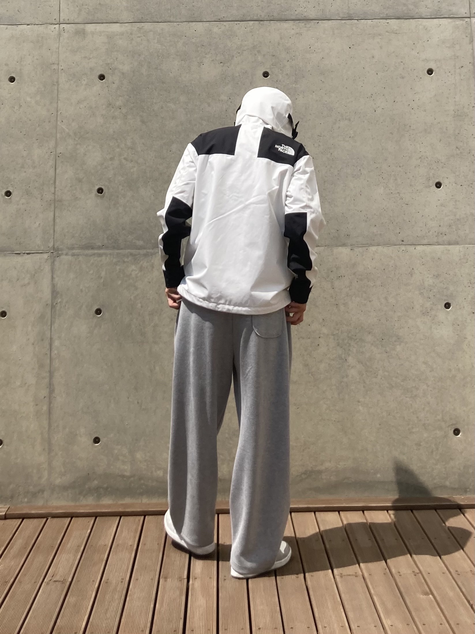 The North Face Eco GTX Mountain Jacket Ivory, (W) Jordan 1 Low White Wolf Grey 착용 스타일 - 6