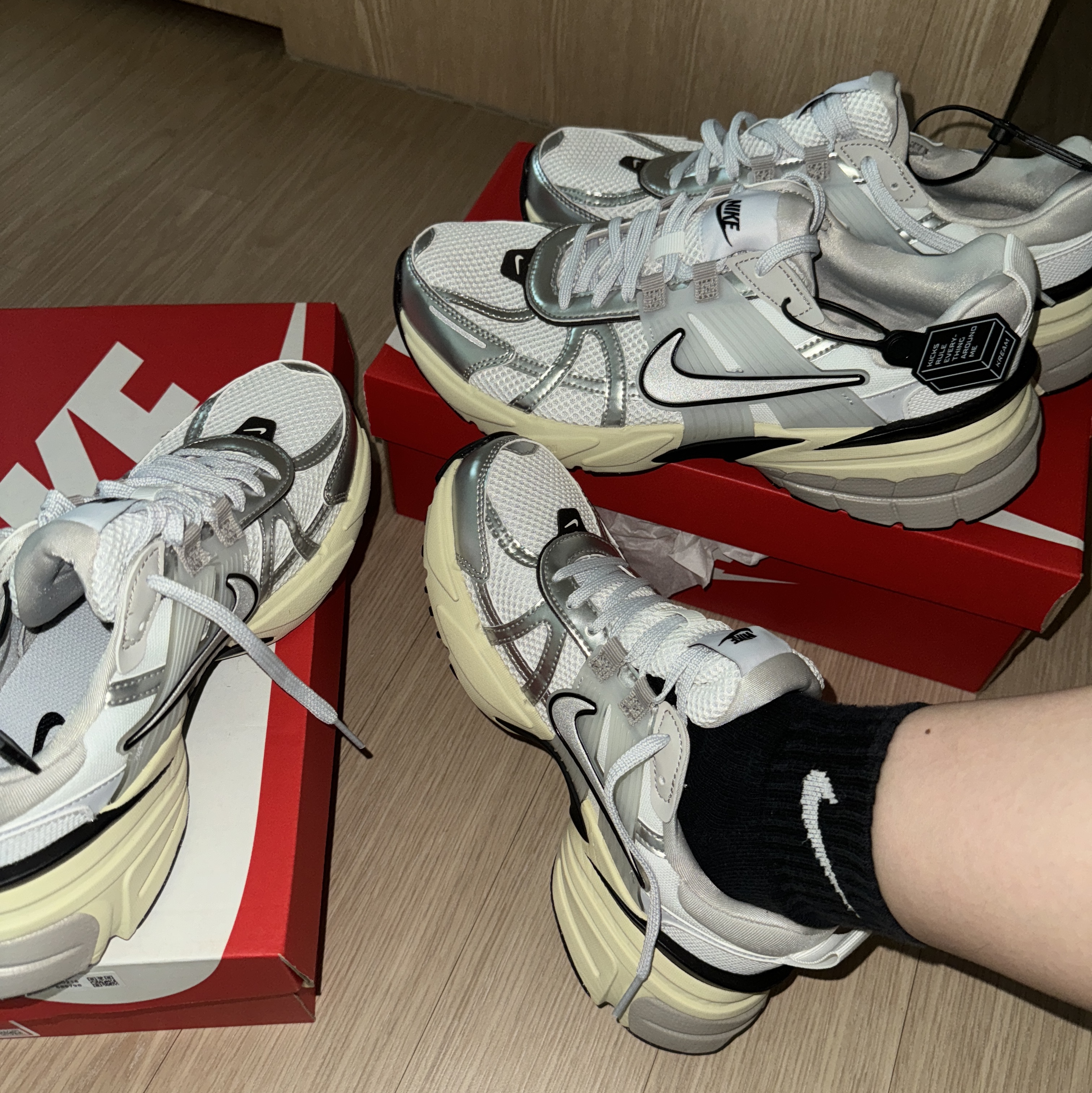 Nike V2K Run Summit White Metallic Silver 착용 스타일 - 2