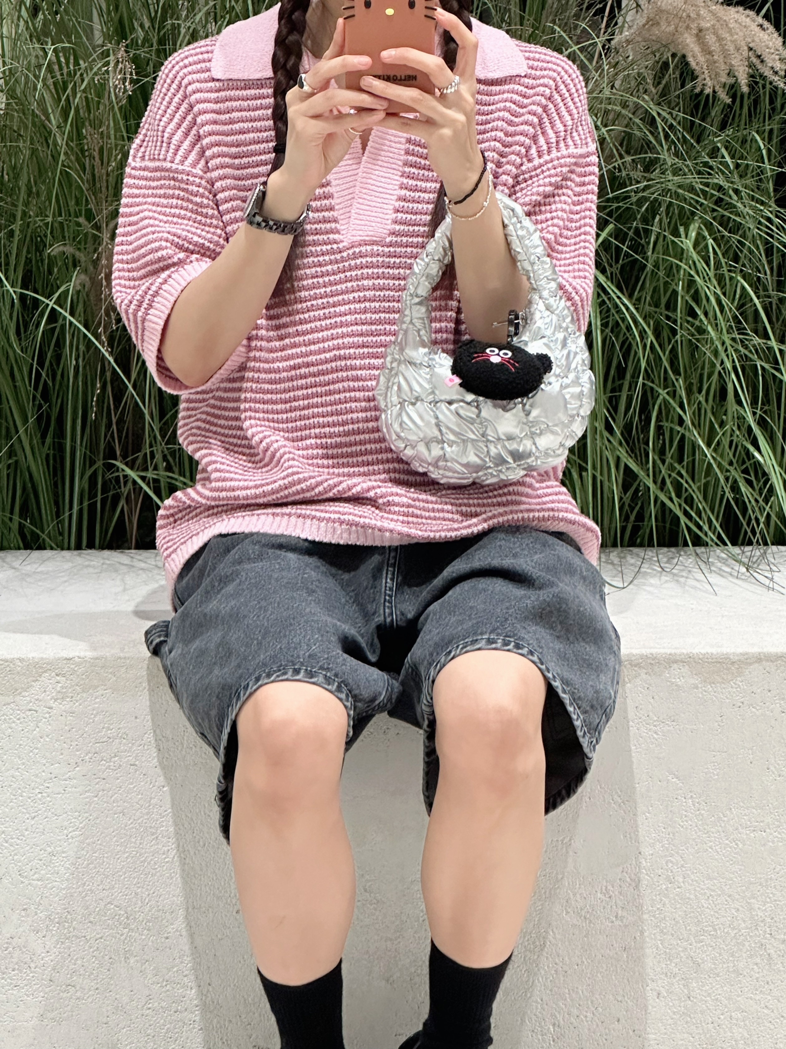 COS Quilted Micro Bag Silver, Chanel J12 Watch 33mm Quartz Black 착용 스타일 - 3