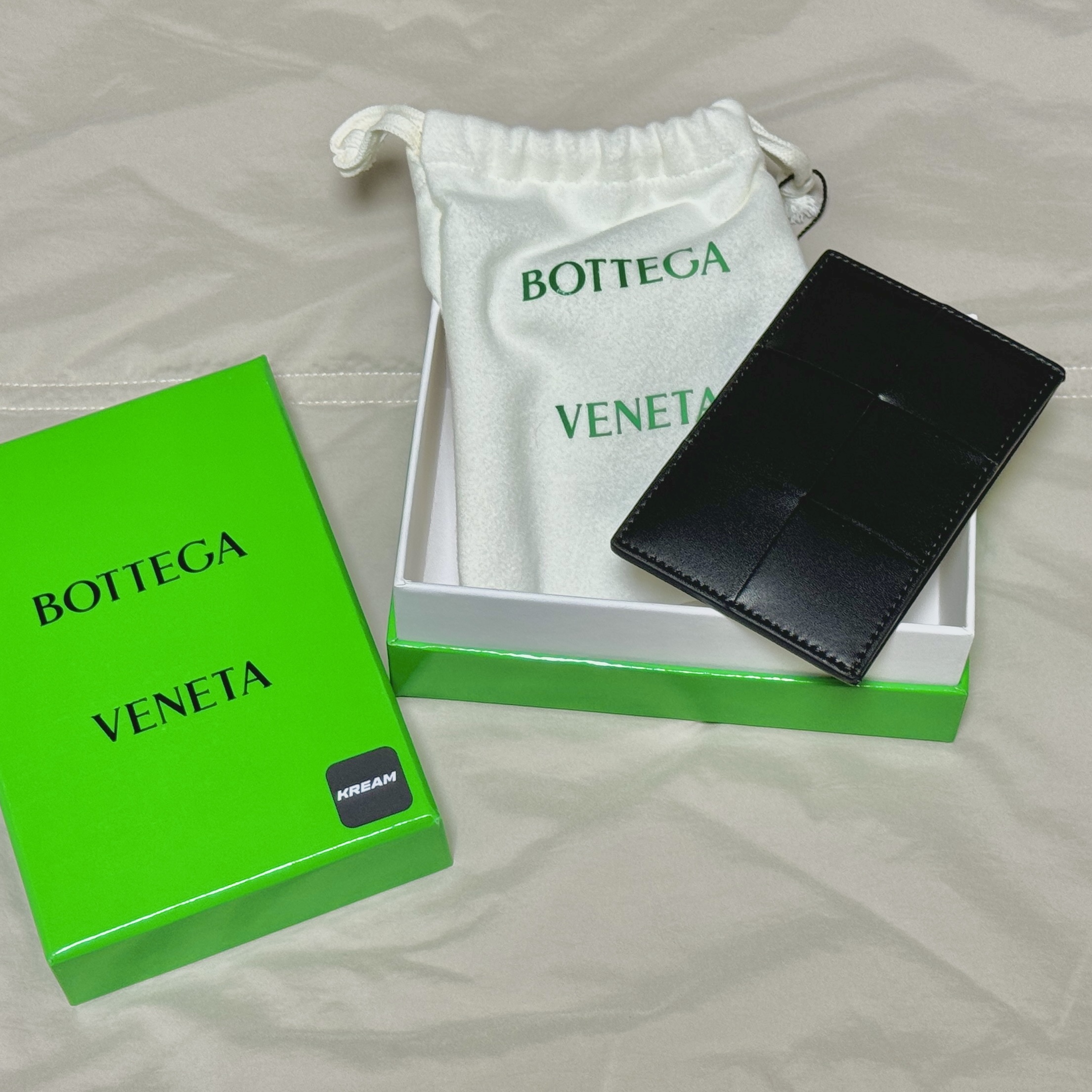 Bottega Veneta Credit Card Case Calfskin Black 착용 스타일