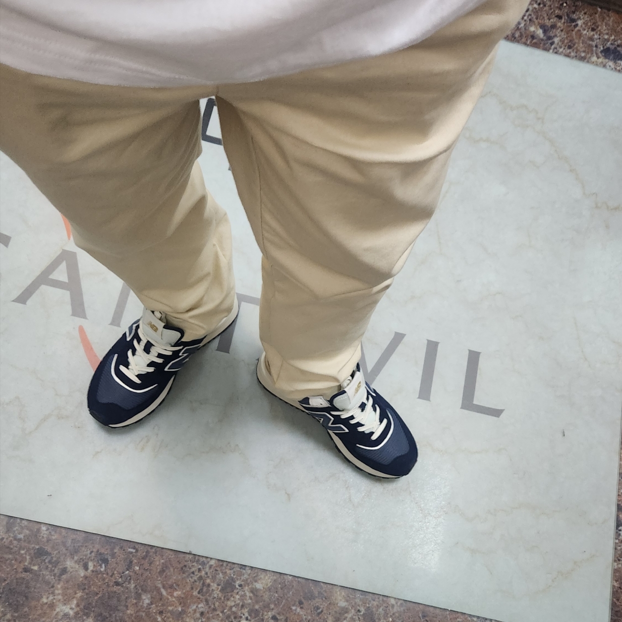 New Balance 574 Legacy Navy 착용 스타일 - 2