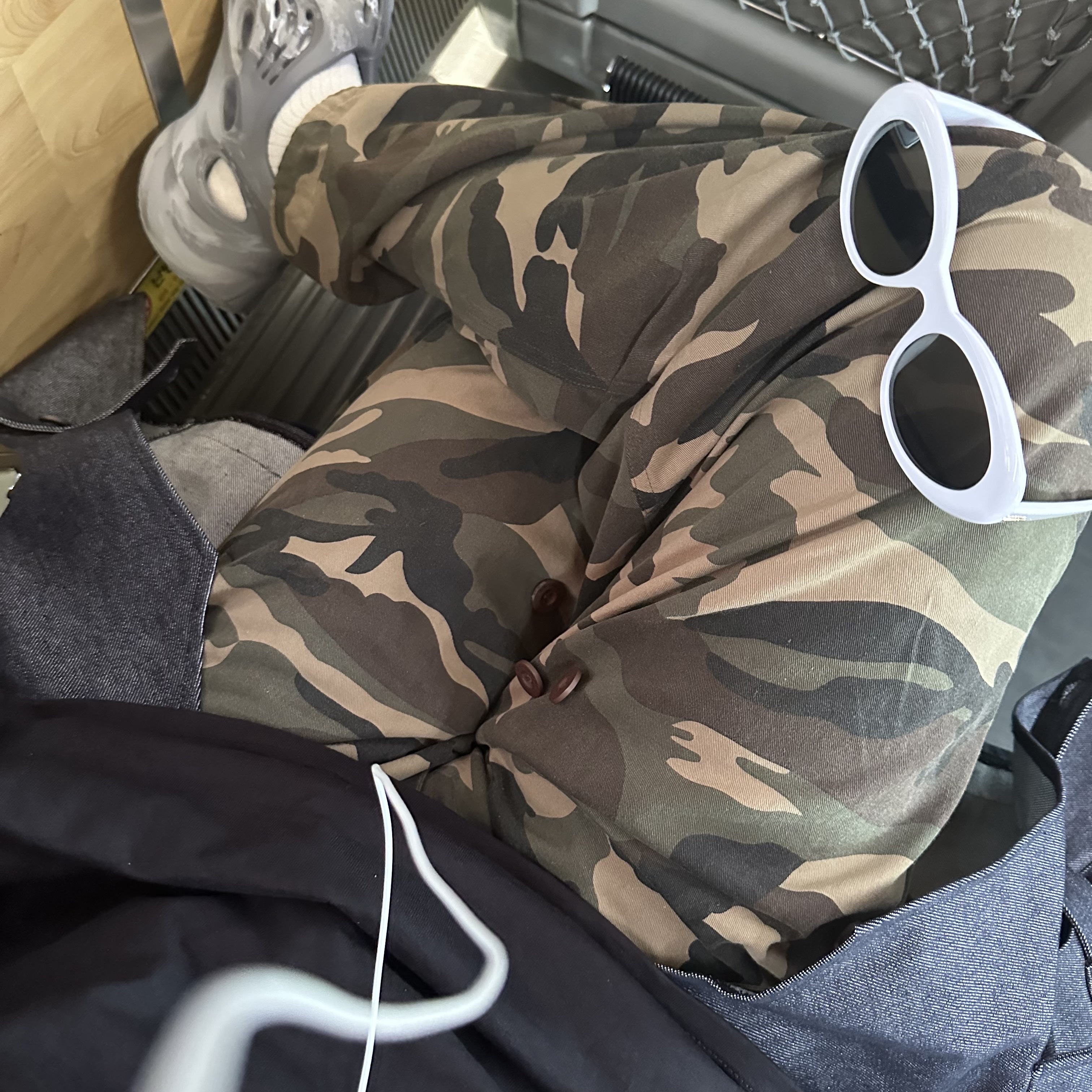 [KREAM 단독] ADSB Andersson Bell Raptor Layered Cargo Pants Indigo Green, Adidas Yeezy Foam RNNR MX Granite 착용 스타일 - 1