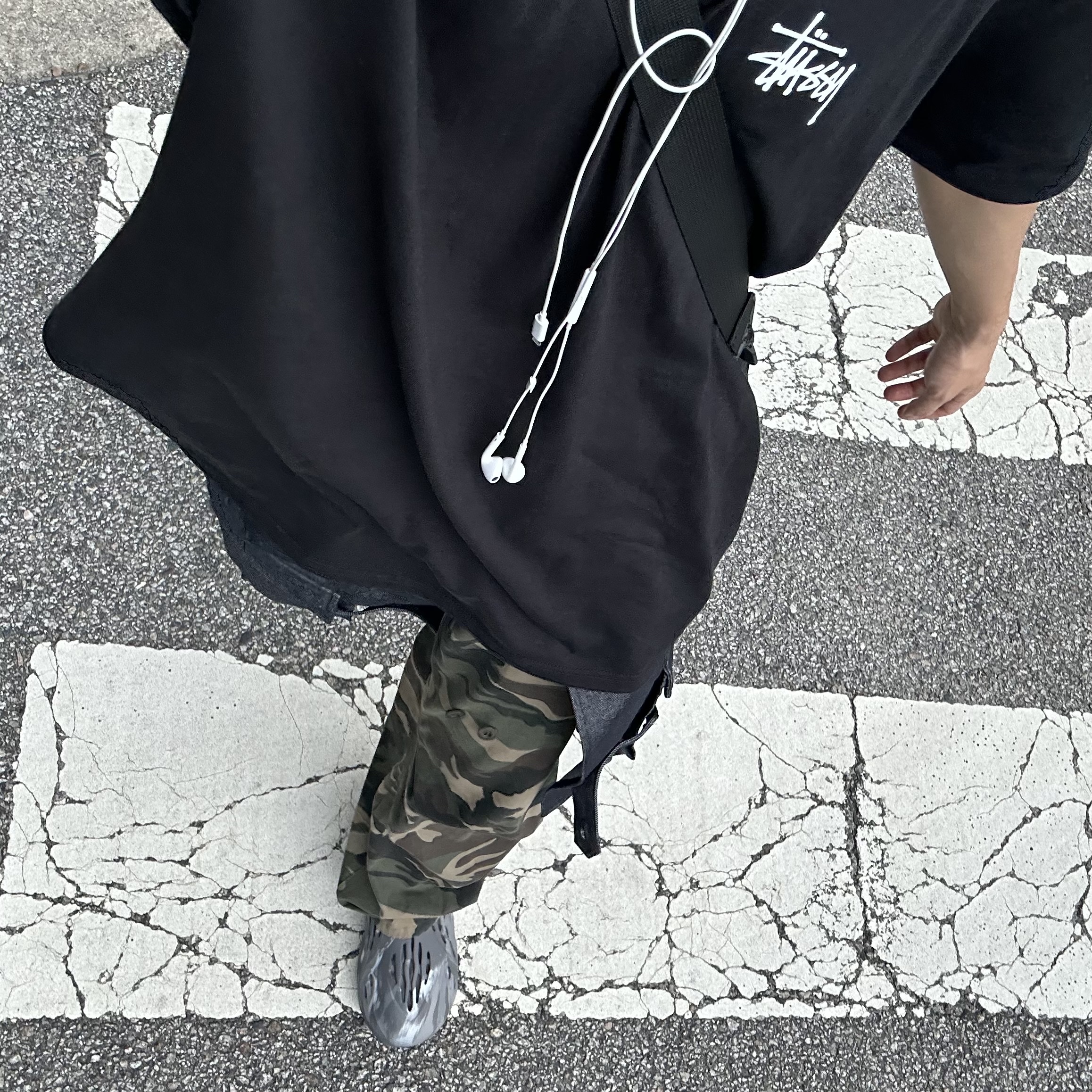 [KREAM 단독] ADSB Andersson Bell Raptor Layered Cargo Pants Indigo Green, Adidas Yeezy Foam RNNR MX Granite 착용 스타일 - 2