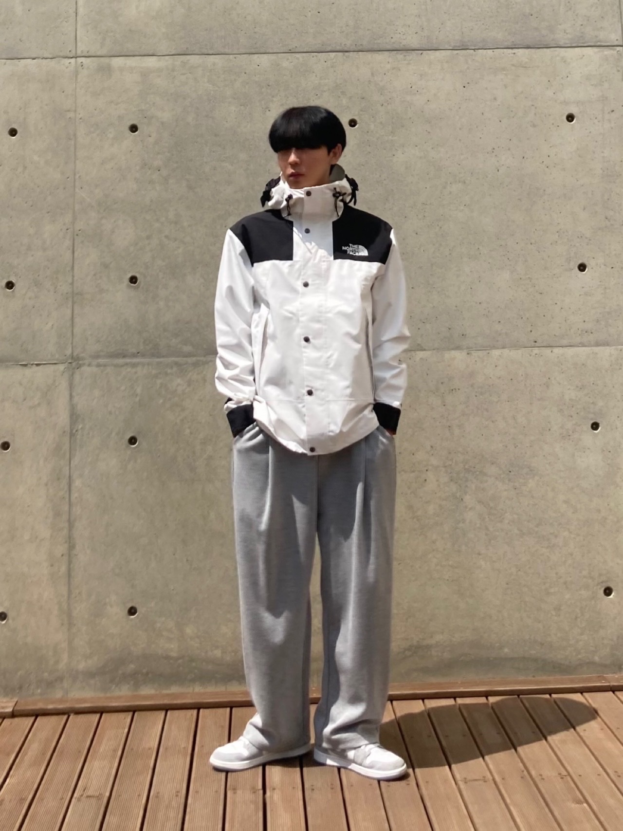 The North Face Eco GTX Mountain Jacket Ivory, (W) Jordan 1 Low White Wolf Grey 착용 스타일 - 1