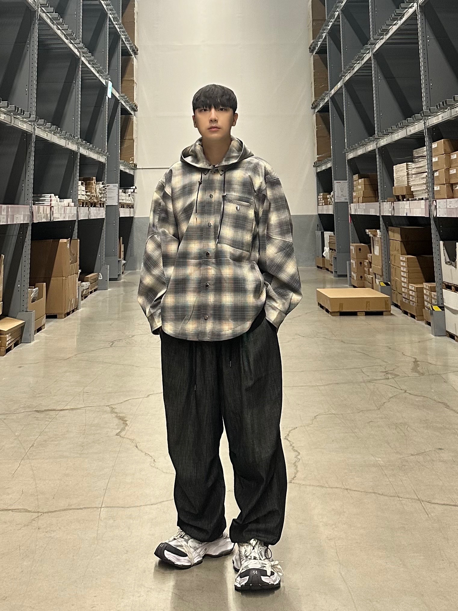 Balenciaga Cargo Sneakers White Grey 착용 스타일 - 1