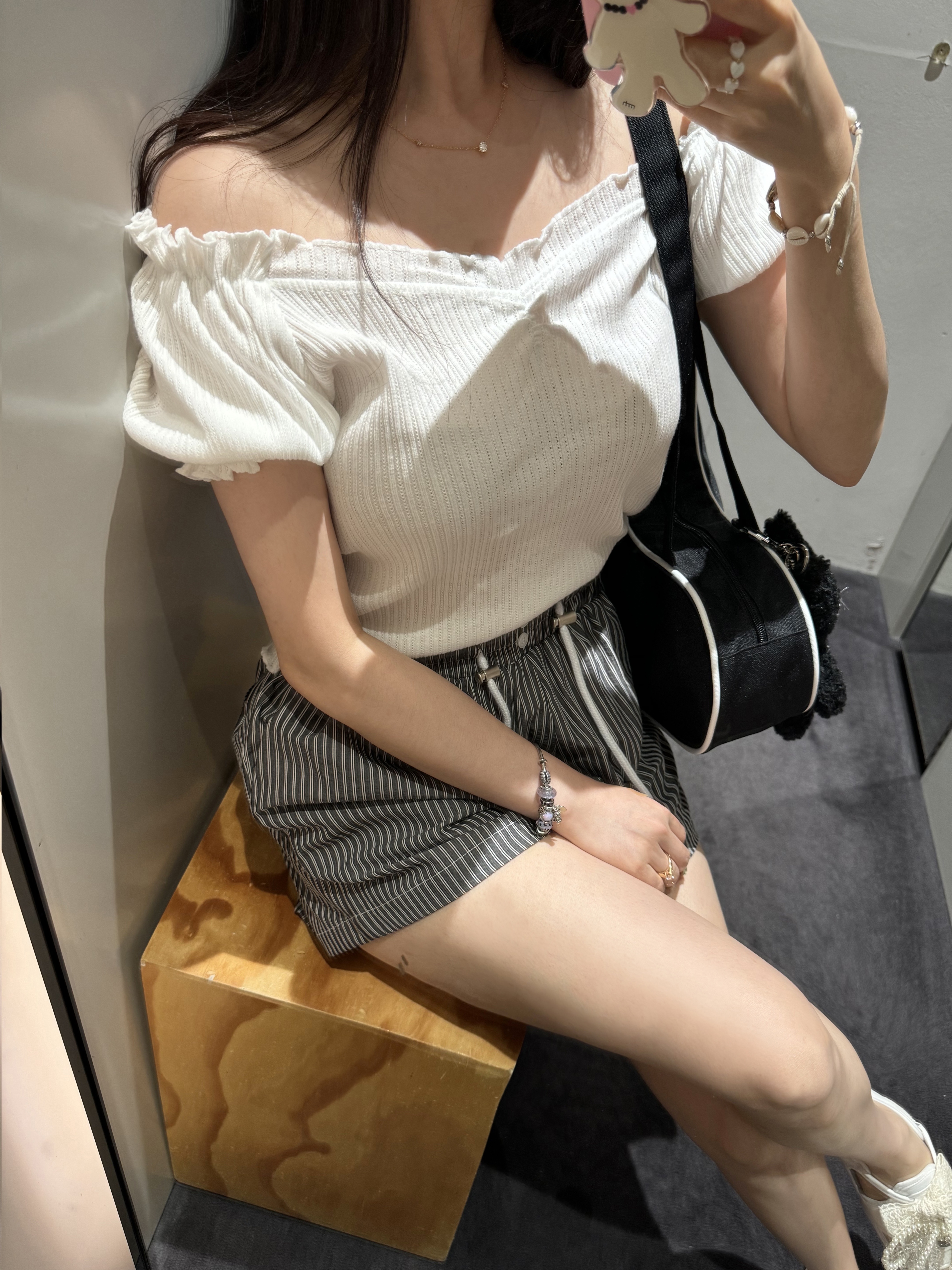 Emis Curvy Shoulder Bag Black, (W) Nike Air Max Koko Sandal White 착용 스타일 - 2