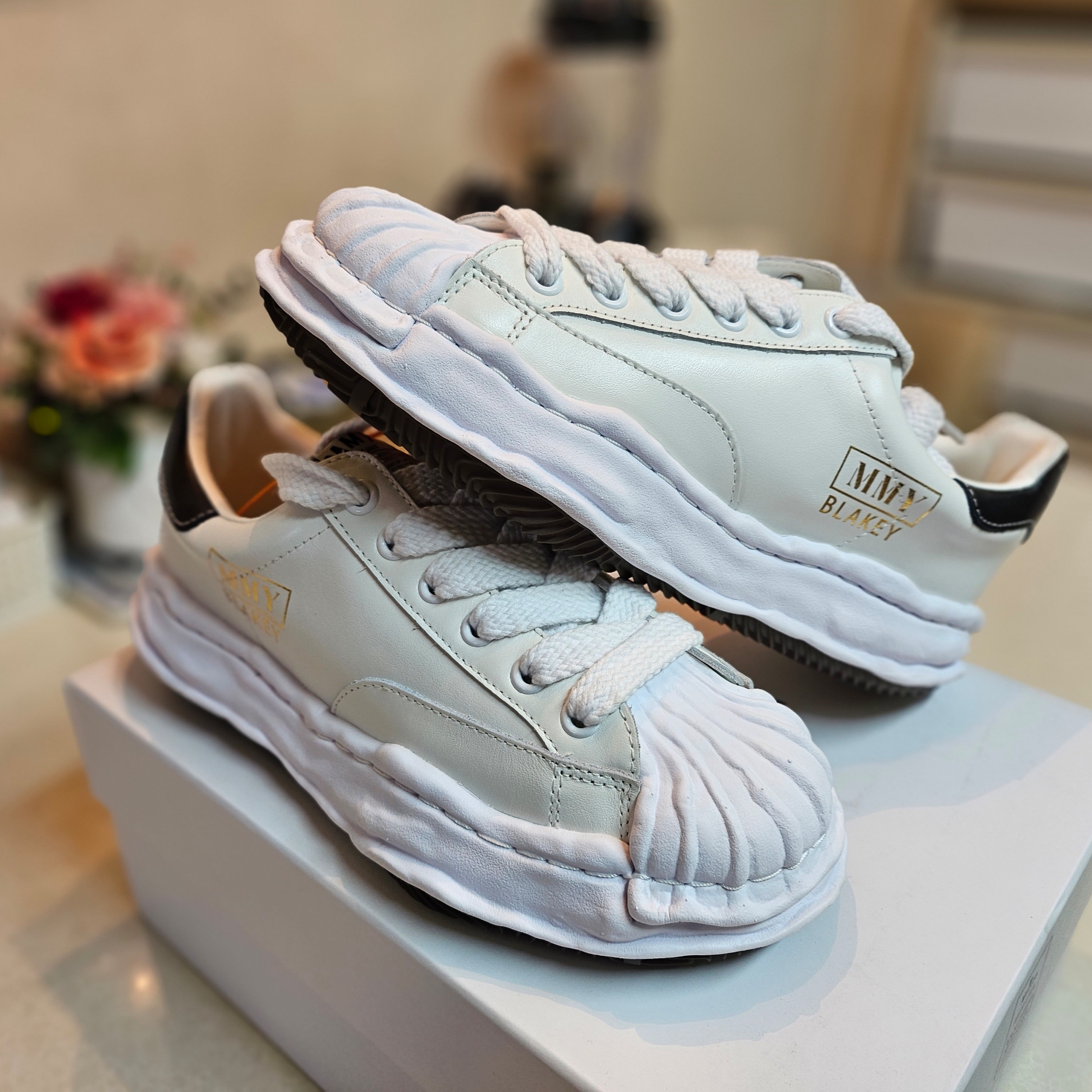Maison Mihara Yasuhiro Blakey OG Sole Leather Low-top Sneakers White 착용 스타일 - 3