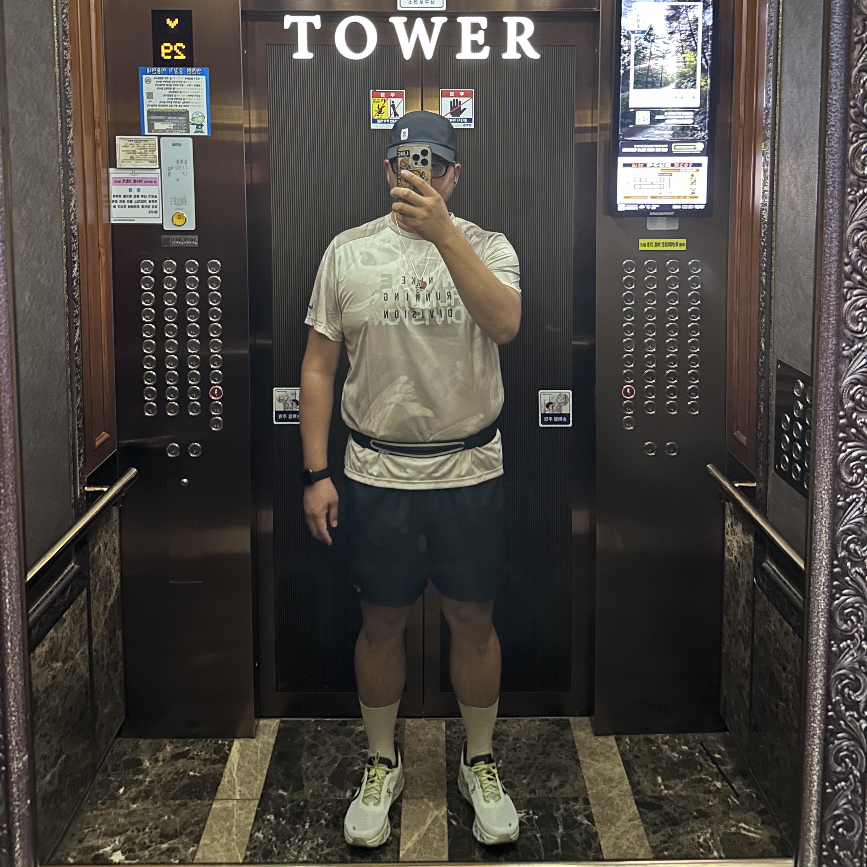 On Running Lightweight Cap Black, On Running Cloudmonster 2 Undyed Zest 착용 스타일 - 1