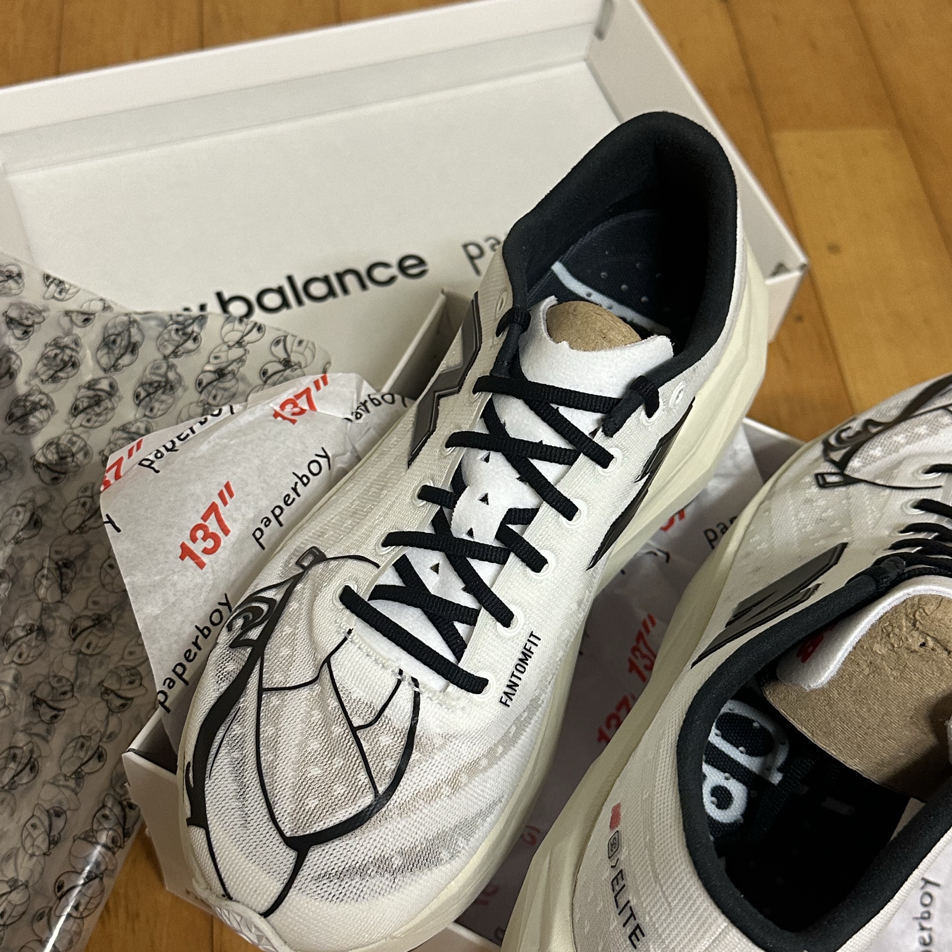 New Balance x Paperboy SC Elite V4 137’’ White Black 착용 스타일 - 1