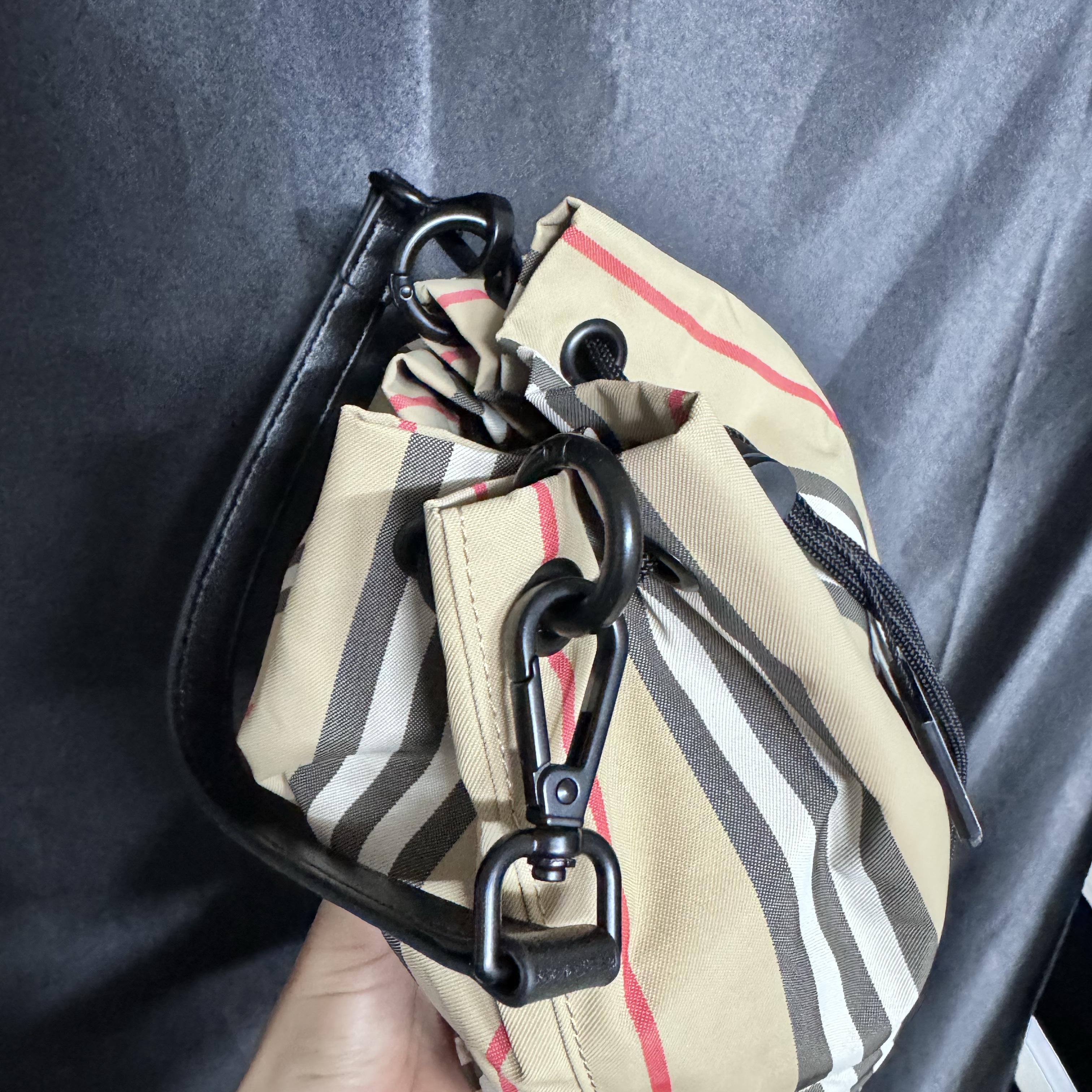 Burberry Icon Stripe Econyl Drawcord Pouch Archive Beige 착용 스타일 - 2