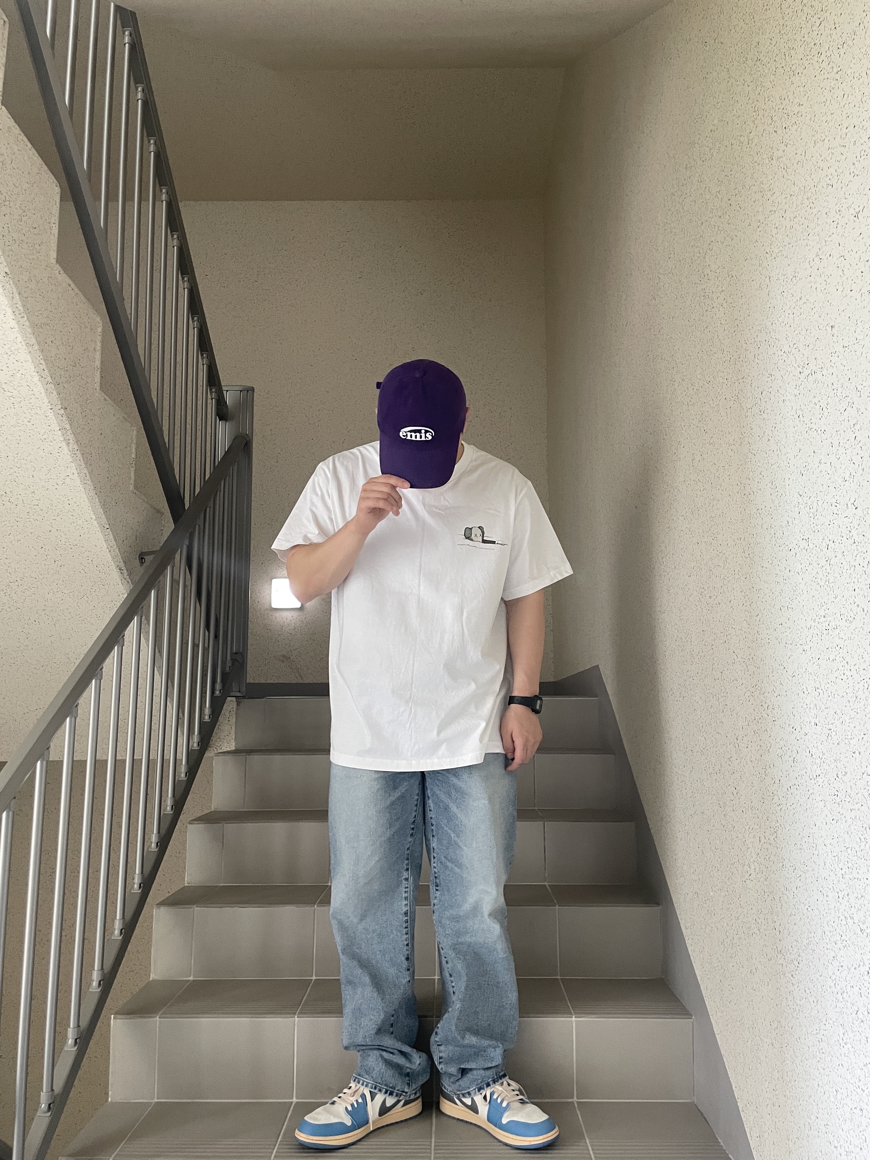Jordan 1 Low SE Tokyo 96, Uniqlo UT x Kaws Short Sleeve Graphic T-Shirt White 착용 스타일 - 3