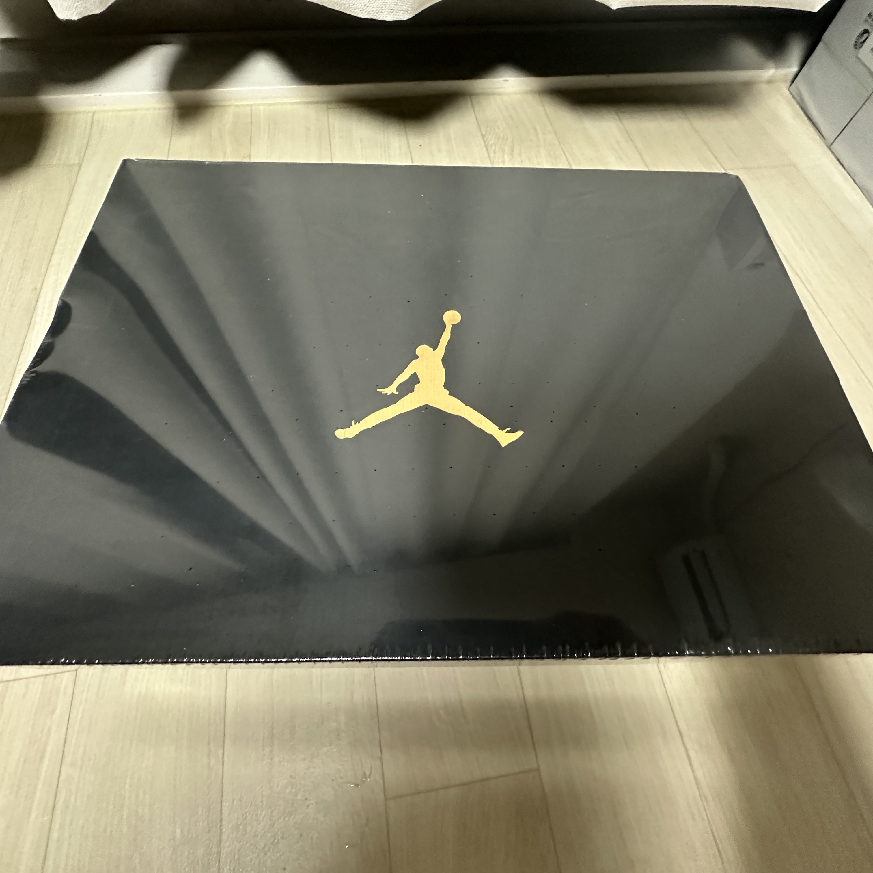 Jordan Max Aura 4 Black University Red 착용 스타일 - 1