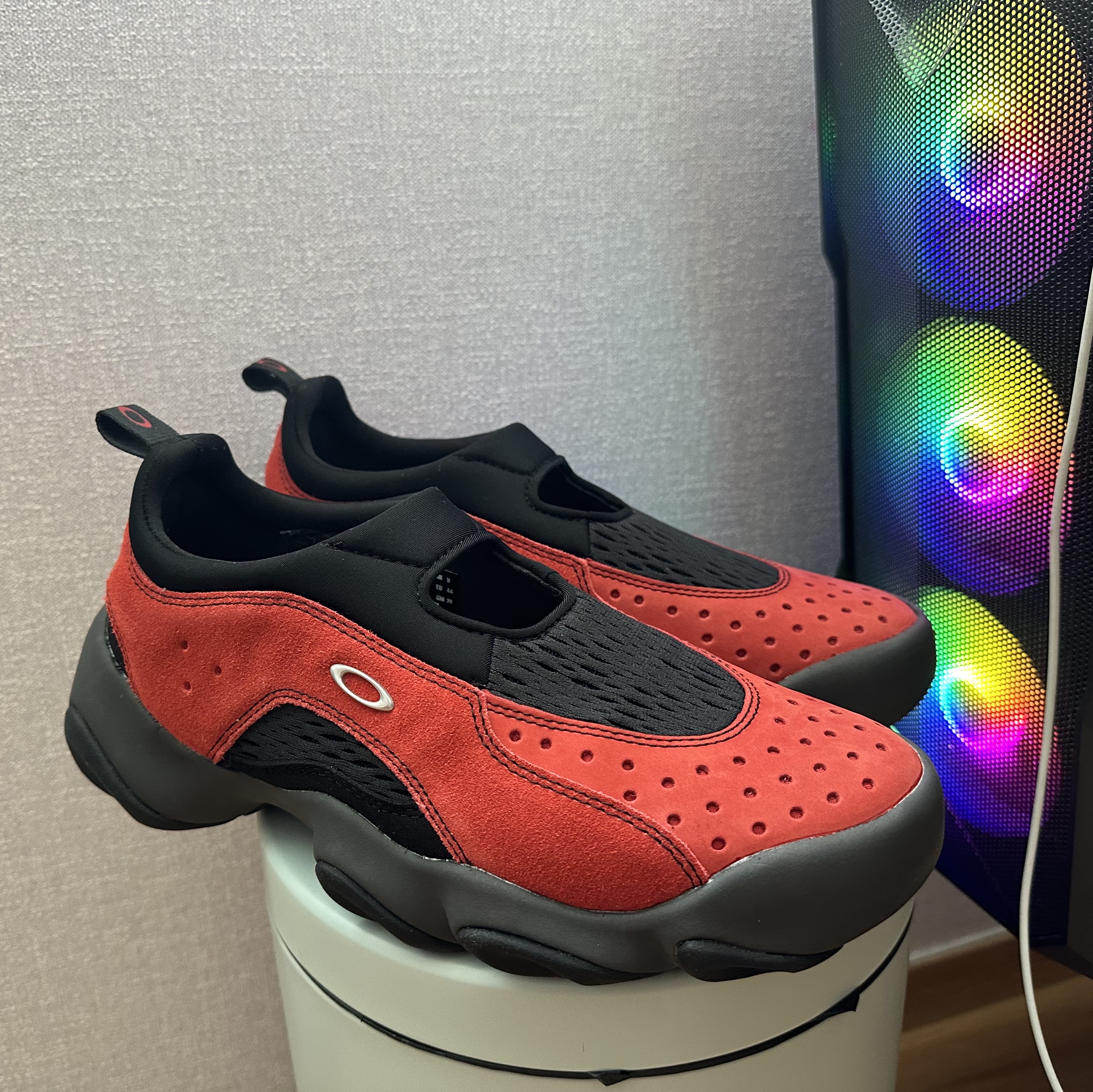 Oakley Factory Team x Brain Dead Suede Flesh Sandal Lava Black 착용 스타일