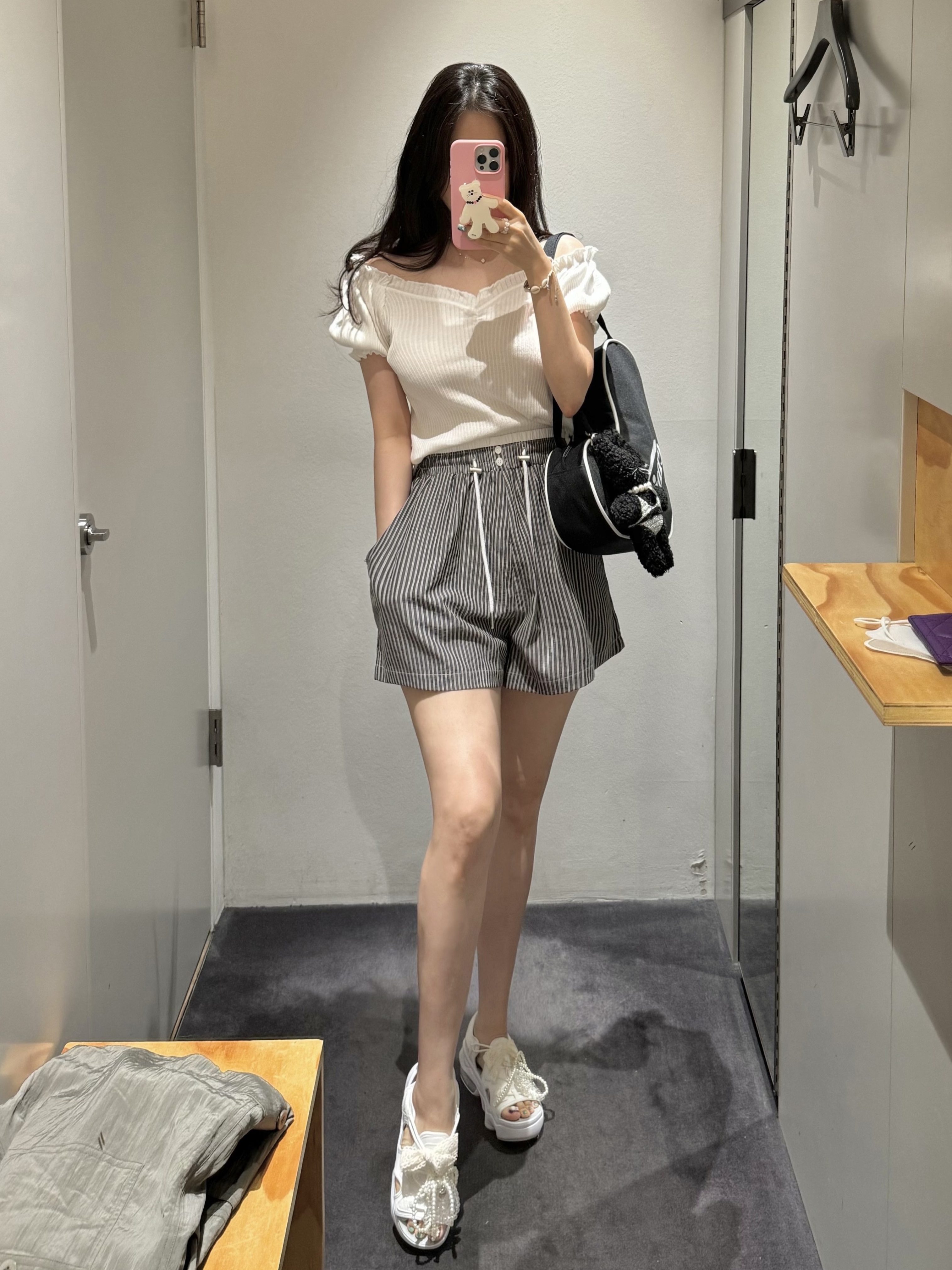 Emis Curvy Shoulder Bag Black, (W) Nike Air Max Koko Sandal White 착용 스타일 - 1