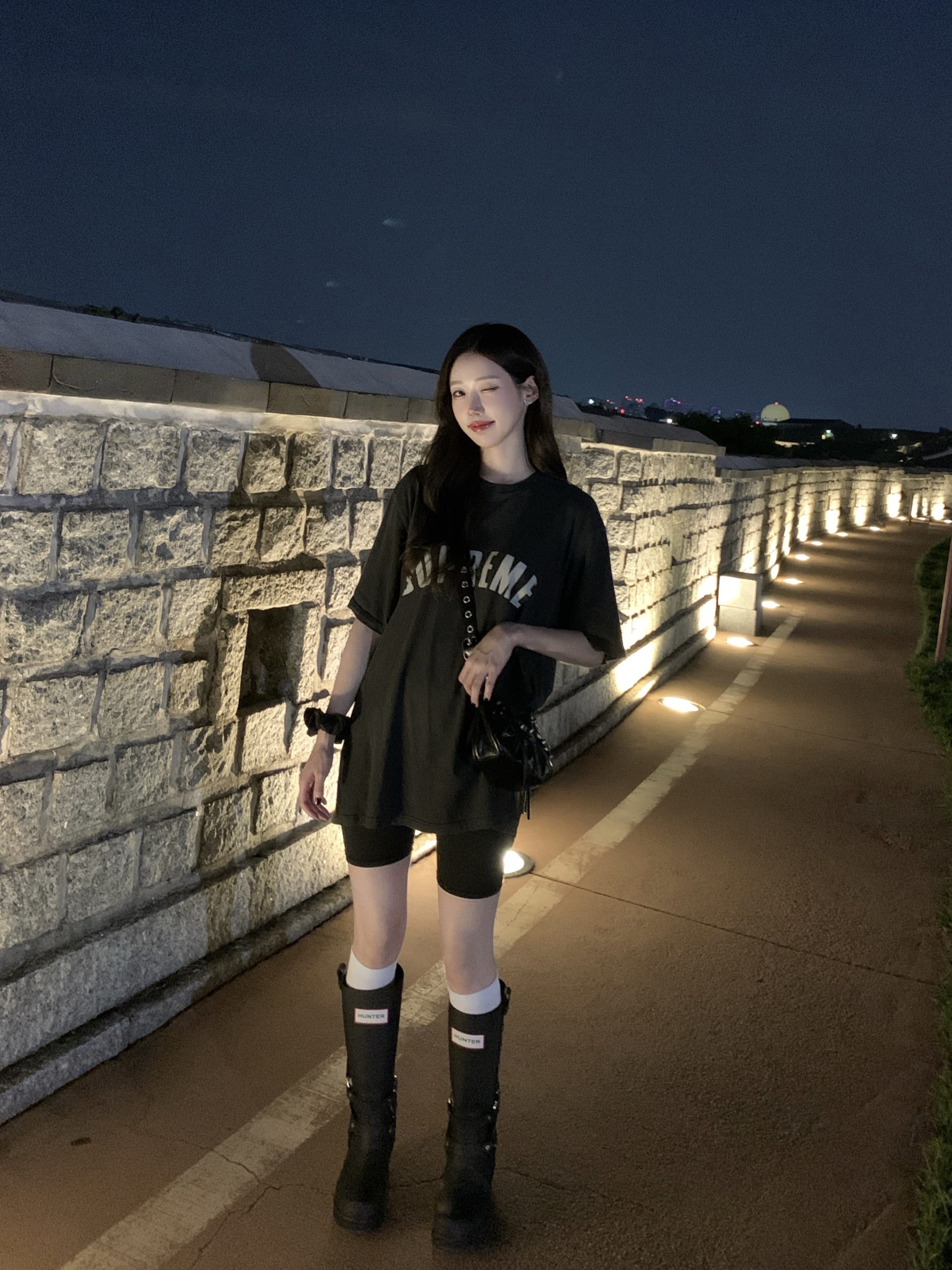 Supreme Cracked Arc S/S Top Black - 24SS, Balenciaga Arena Lambskin Le Cagole XS Shoulder Bag Black 착용 스타일 - 2