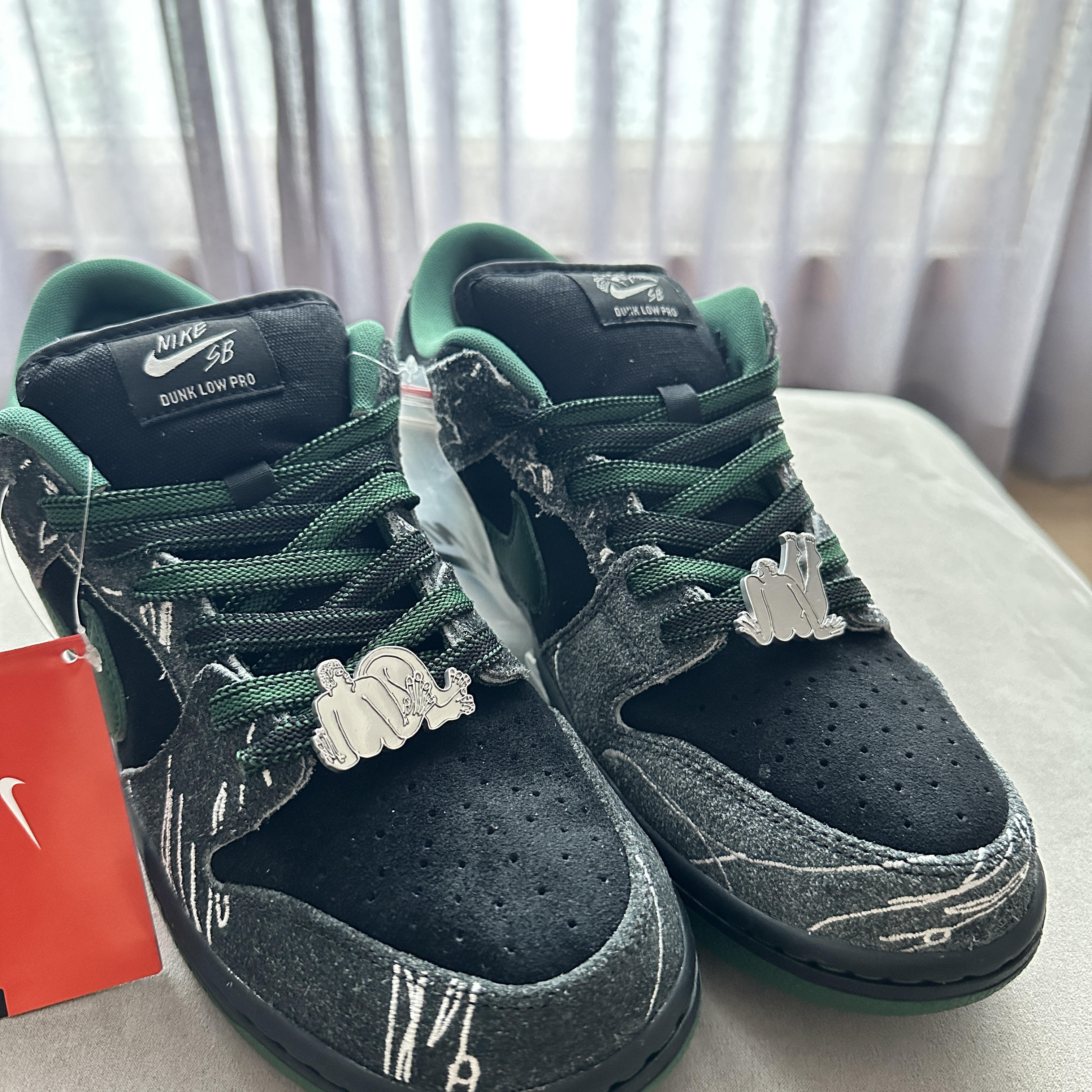 Nike x There SB Dunk Low Pro Anthracite and Gorge Green 착용 스타일
