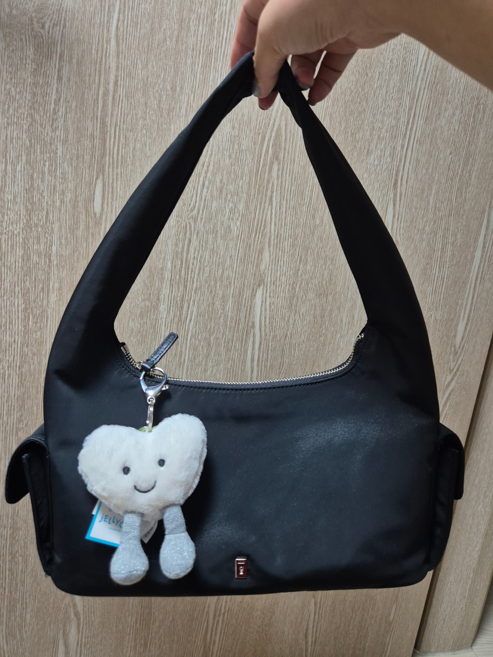 Jellycat Amuseables Heart Bag Charm Cream 착용 스타일