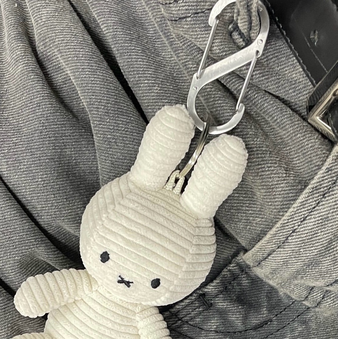 Miffy x Bon Ton Toys Miffy Keychain Corduroy Off White 착용 스타일