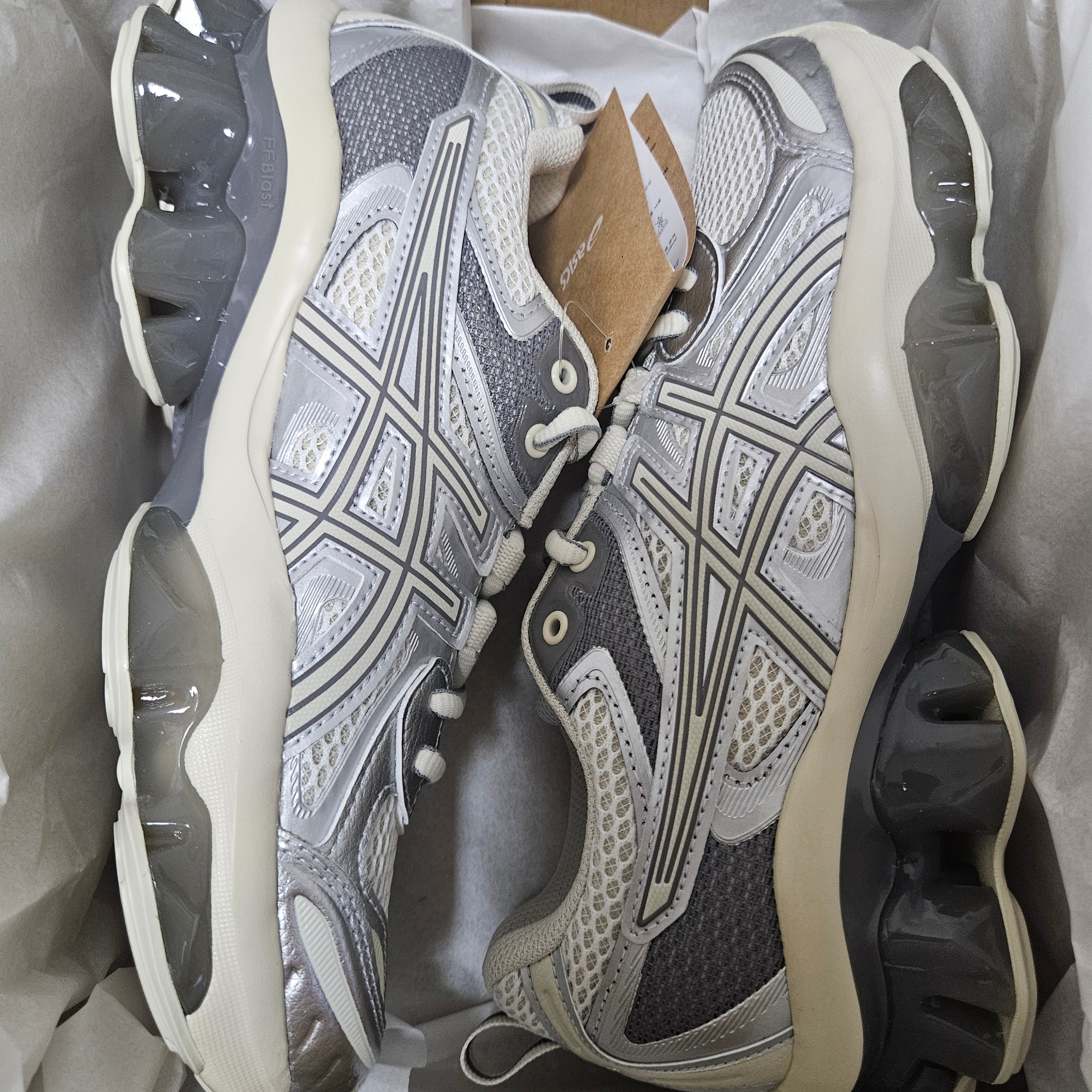 Asics Gel-Quantum Kinetic White Light Dust 착용 스타일