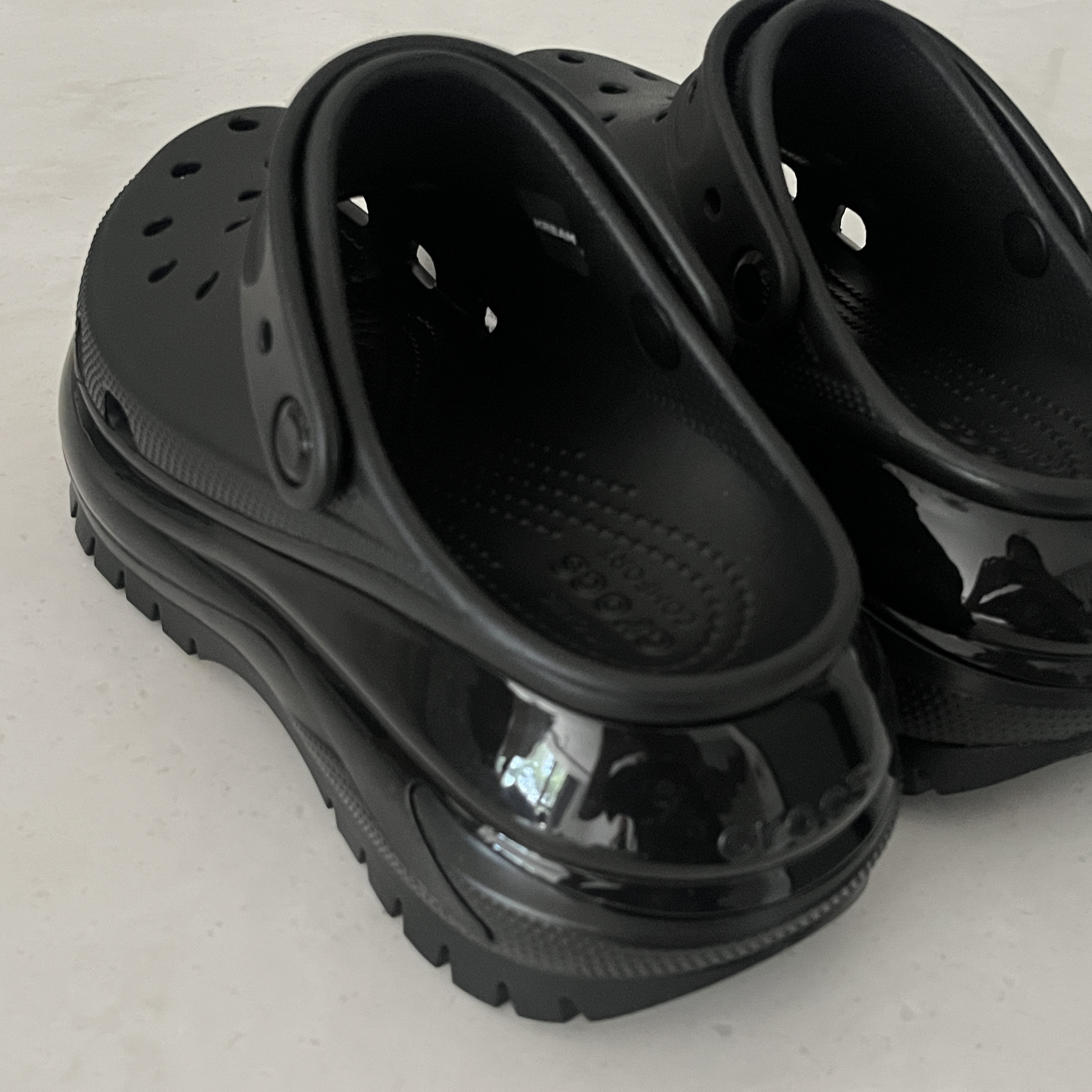 (W) Crocs Classic Mega Crush Clog Black 착용 스타일 - 3