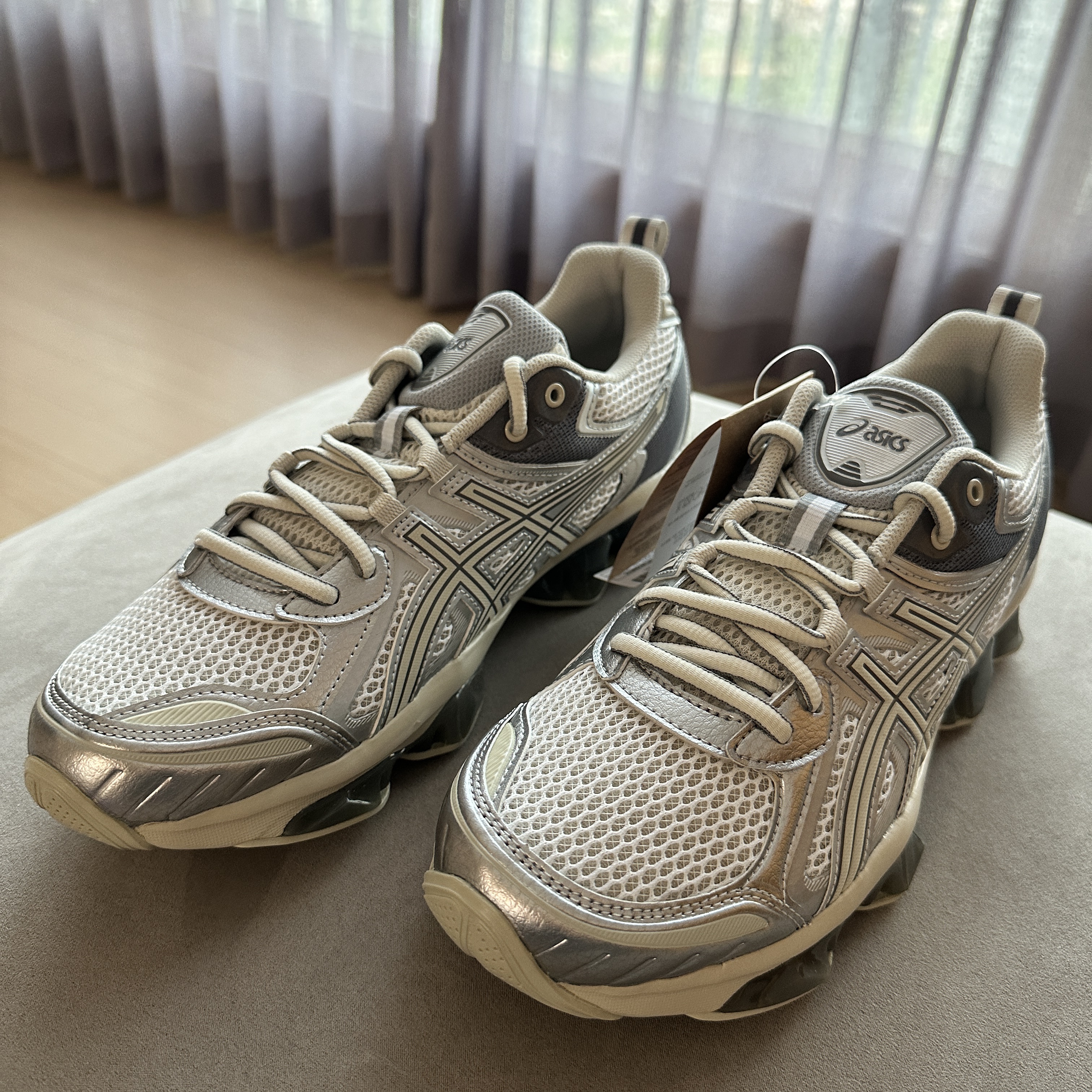 Asics Gel-Quantum Kinetic White Light Dust 착용 스타일