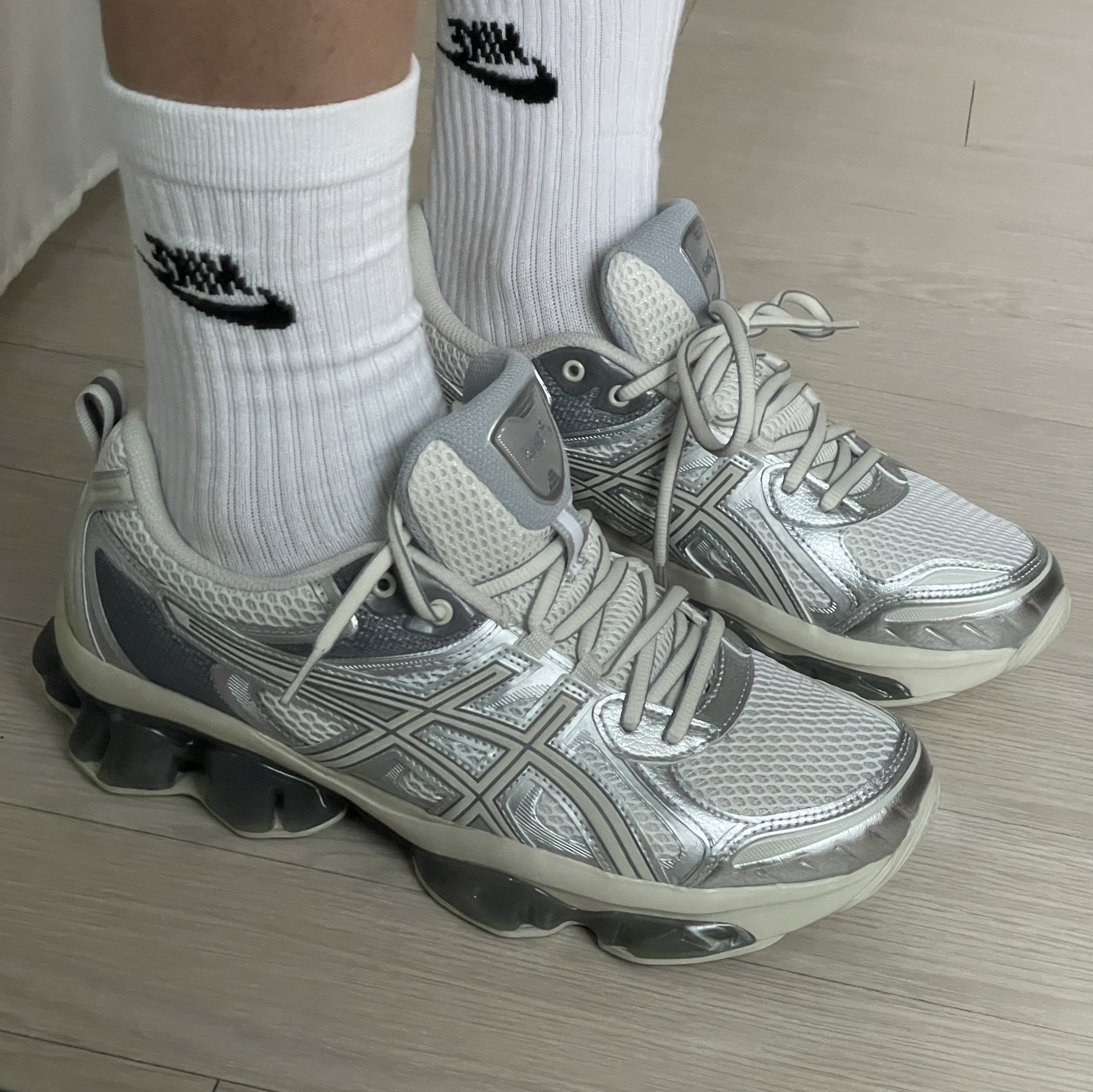 Asics Gel-Quantum Kinetic White Light Dust 착용 스타일 - 3