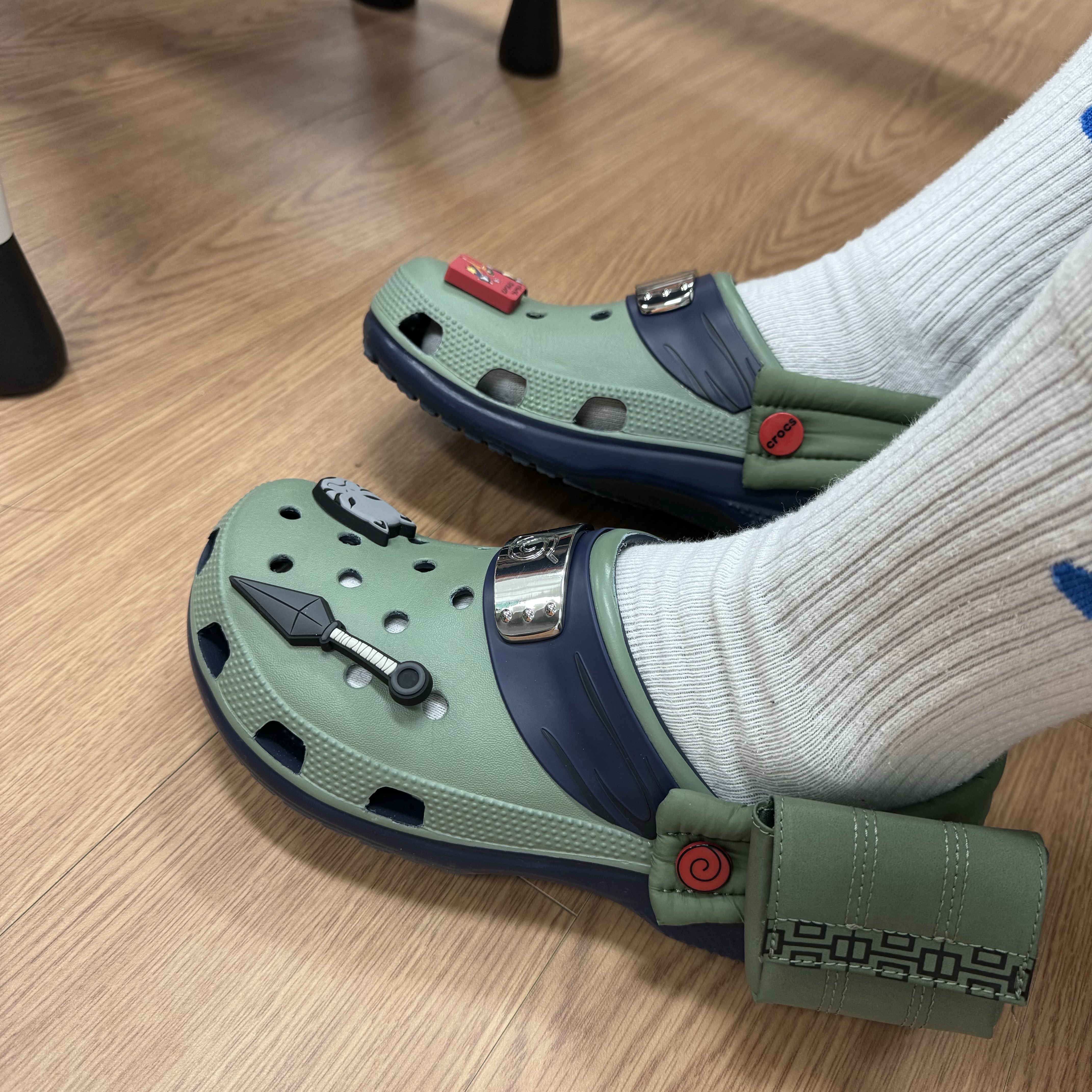 Crocs x Naruto Classic Clog Kakashi 착용 스타일 - 1
