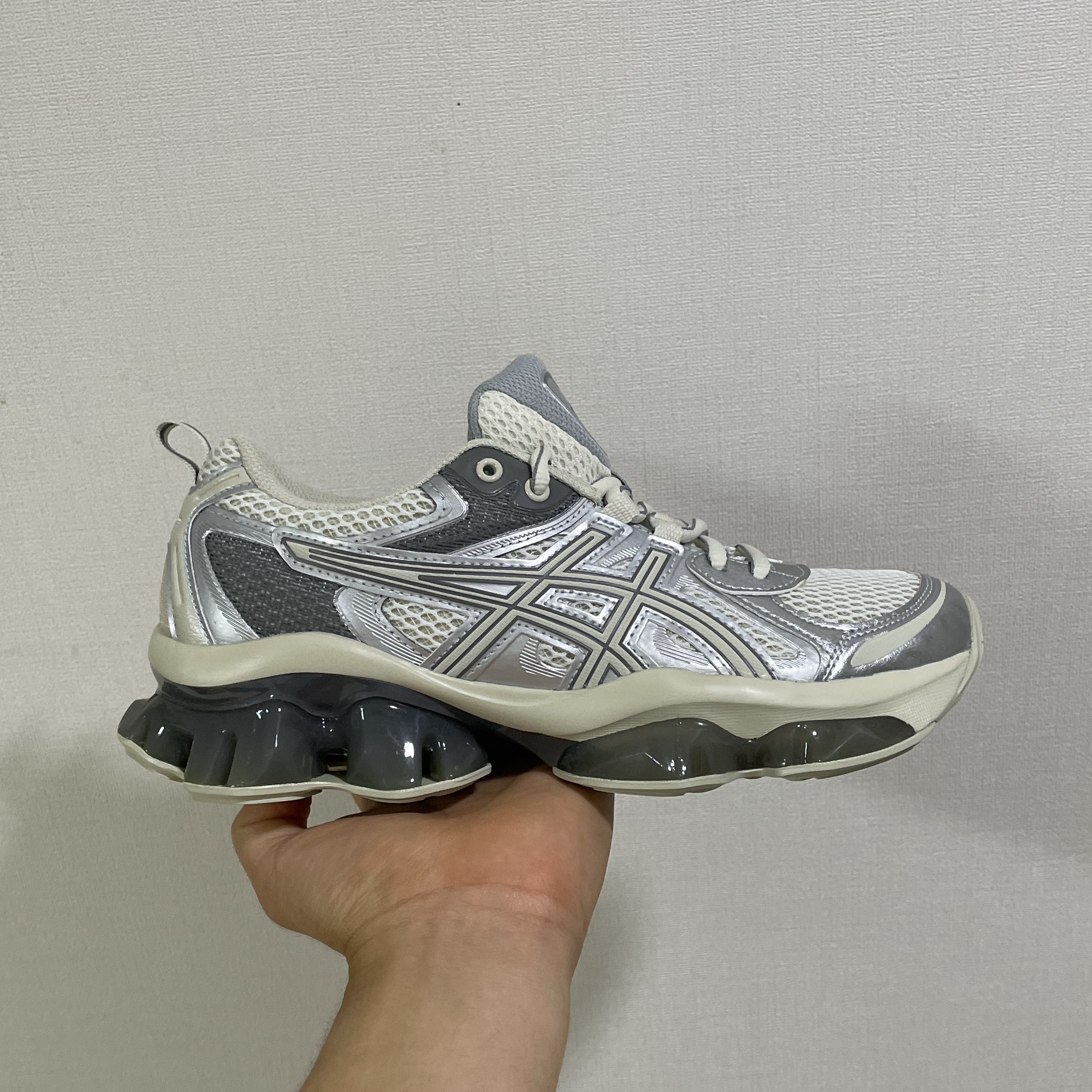 Asics Gel-Quantum Kinetic White Light Dust 착용 스타일 - 1
