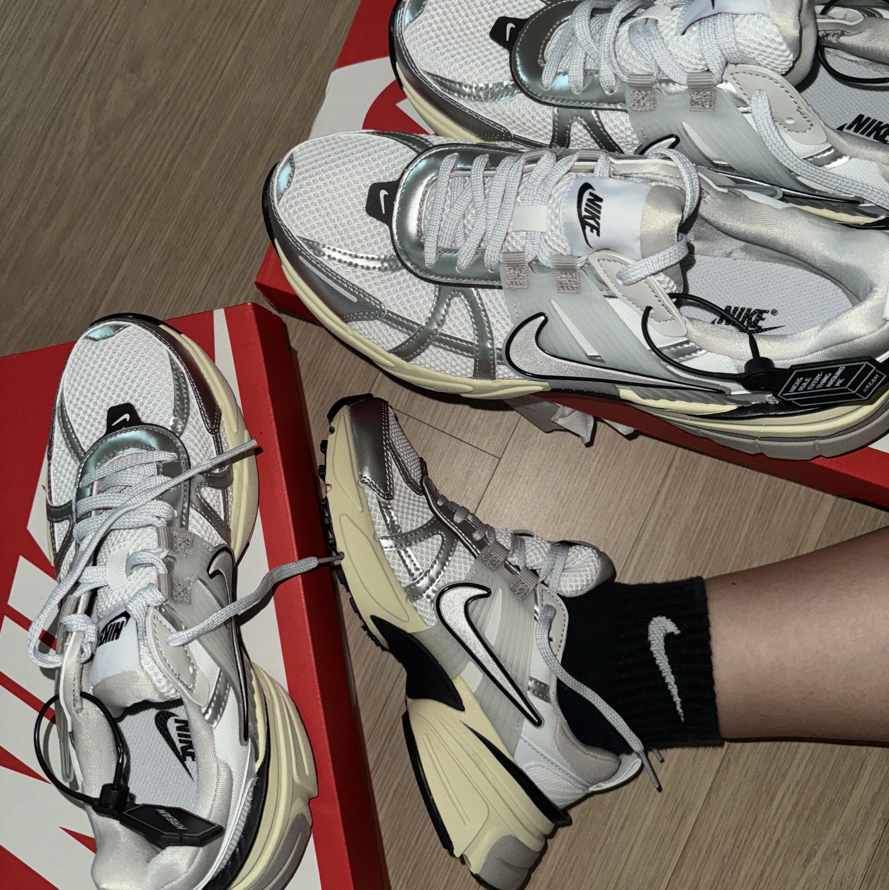 Nike V2K Run Summit White Metallic Silver 착용 스타일 - 1