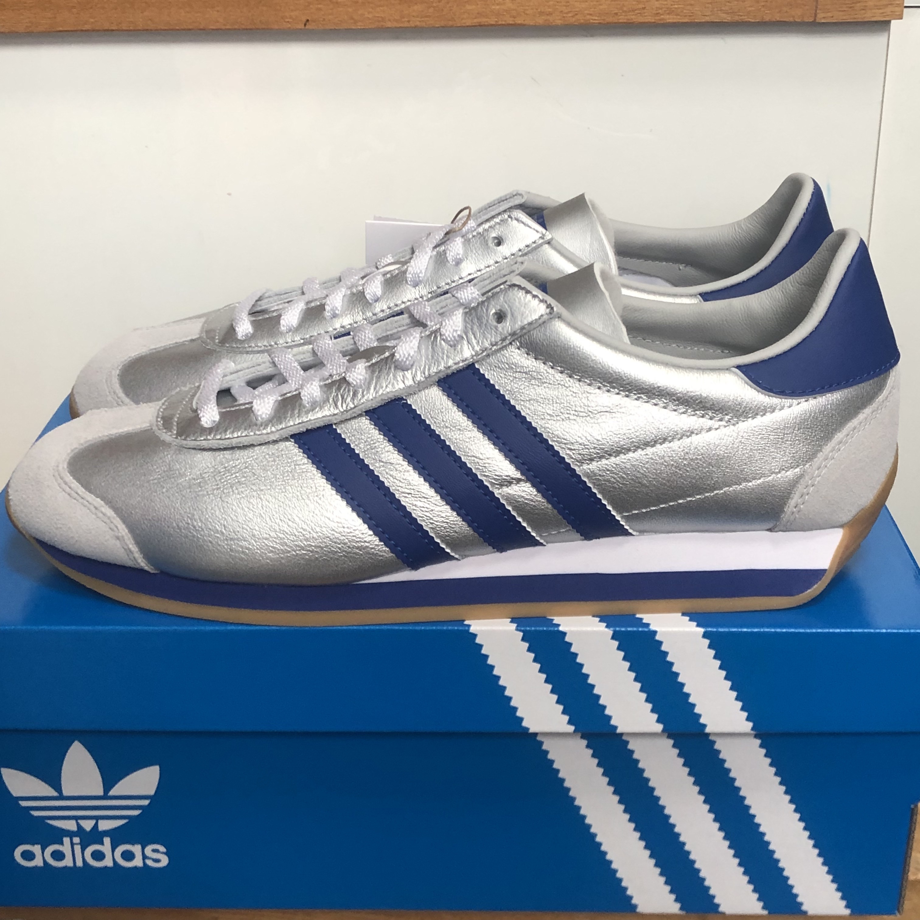 Adidas Country OG Matte Silver Bright Blue 착용 스타일
