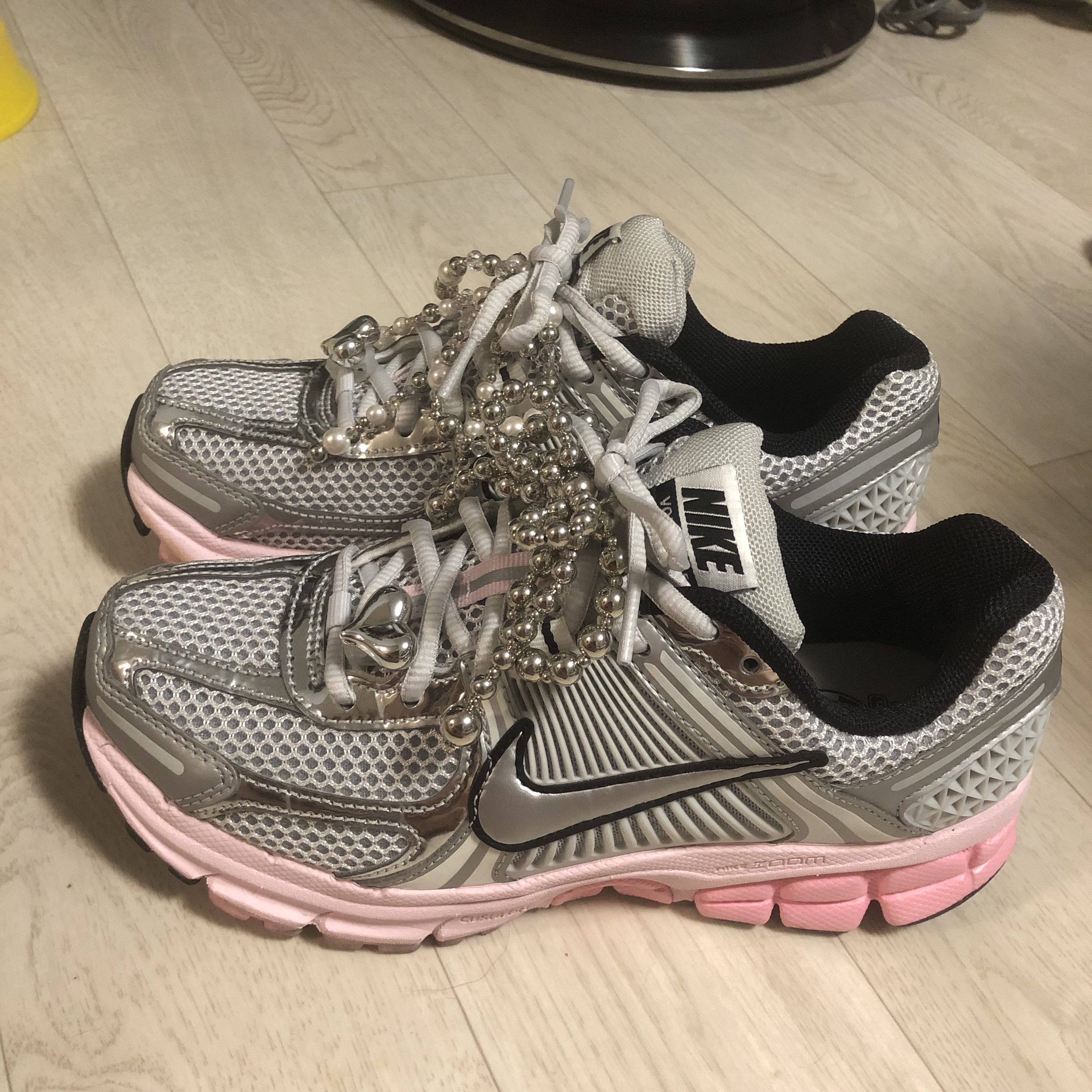 (W) Nike Zoom Vomero 5 Photon Dust Pink Foam 착용 스타일 - 3