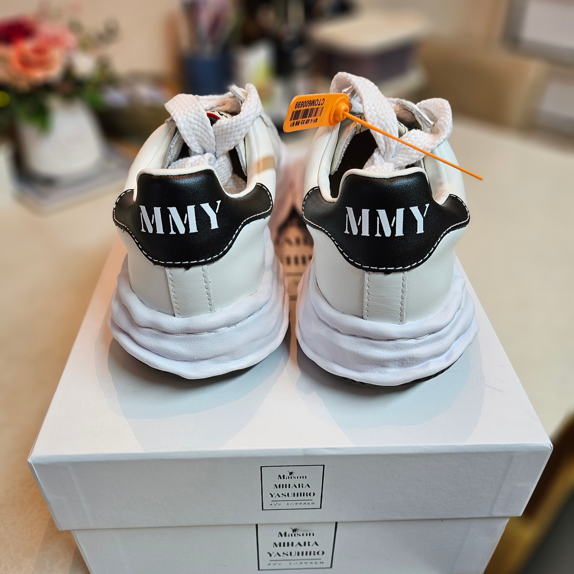 Maison Mihara Yasuhiro Blakey OG Sole Leather Low-top Sneakers White 착용 스타일 - 2