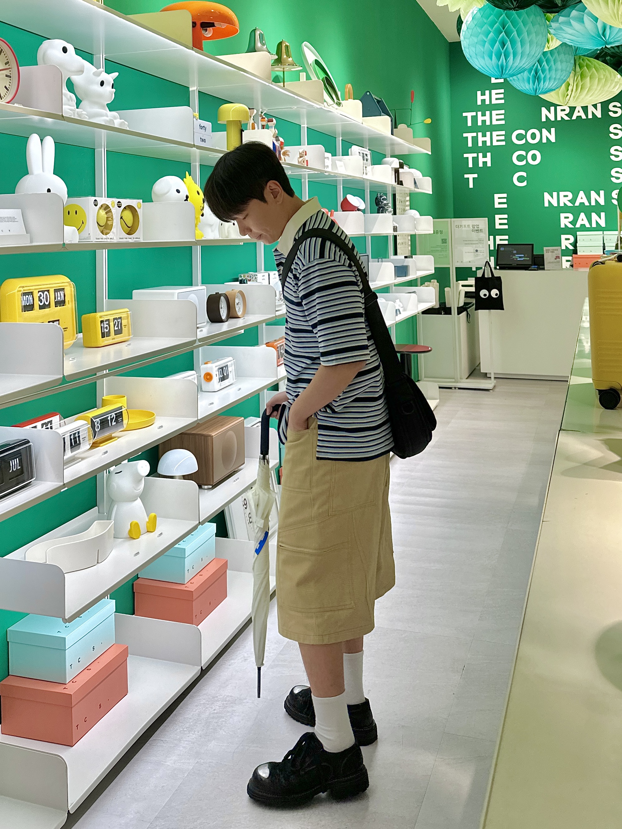 [KREAM 단독] LOSTGARDEN Nestor, Haleine Carpenter Cargo Bermuda Shorts Beige (VB203) 착용 스타일