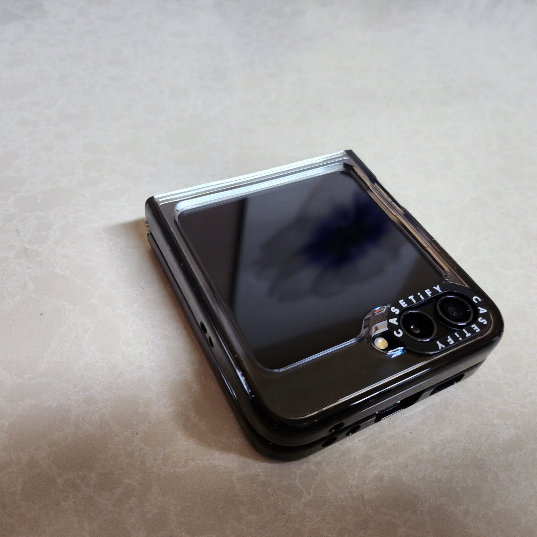 Casetify x Matin Kim Galaxy Black Logo Impact Case Matte Black 착용 스타일 - 2
