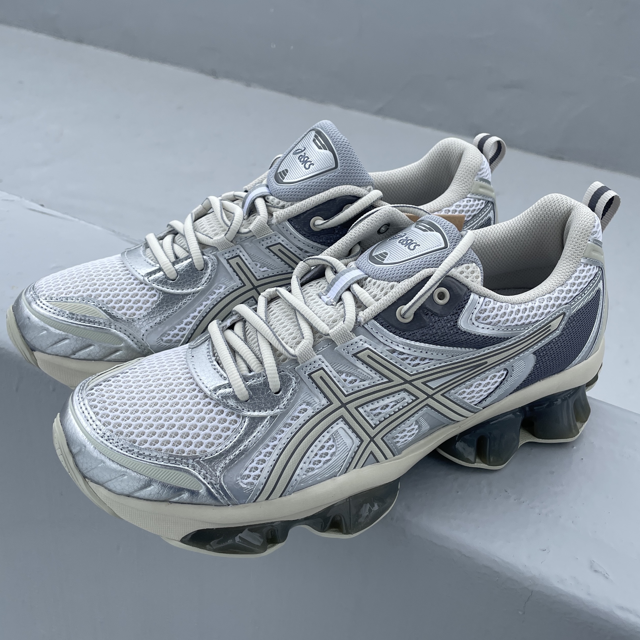 Asics Gel-Quantum Kinetic White Light Dust 착용 스타일 - 1
