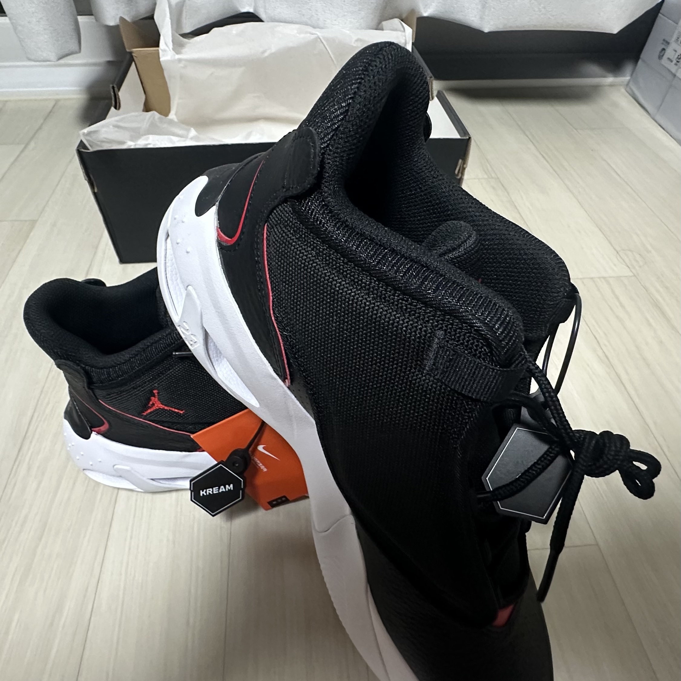 Jordan Max Aura 4 Black University Red 착용 스타일 - 4