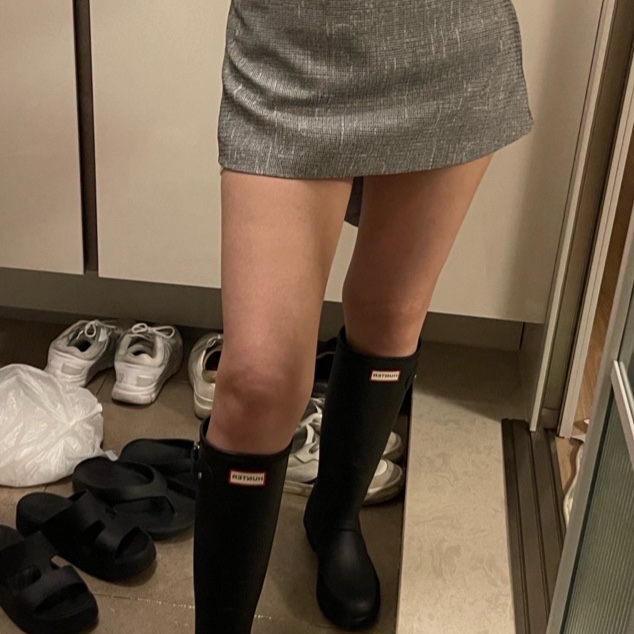 (W) Hunter Original Tall Rain Boots Black 착용 스타일 - 2