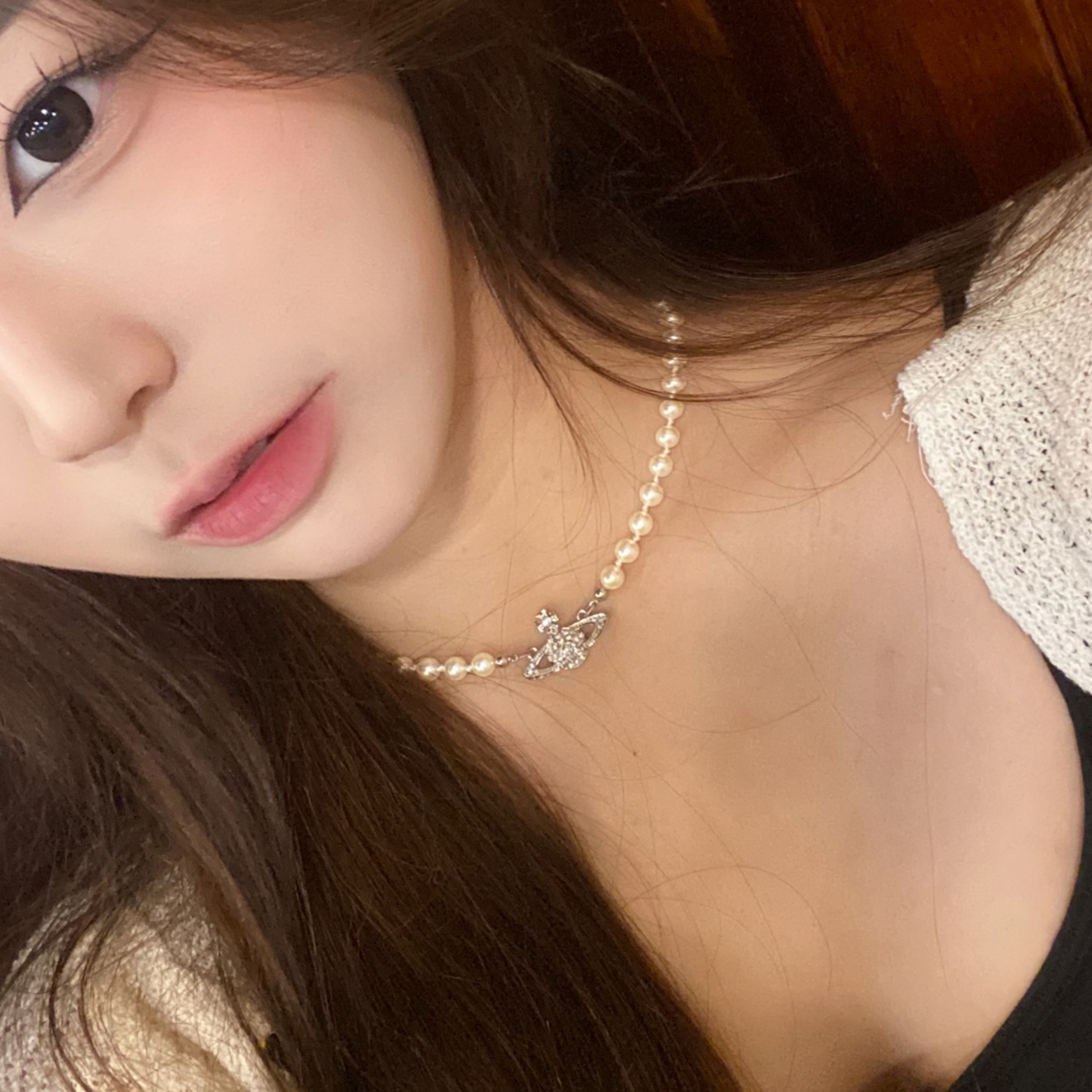 Vivienne Westwood Mini Bas Relief Choker Silver 착용 스타일
