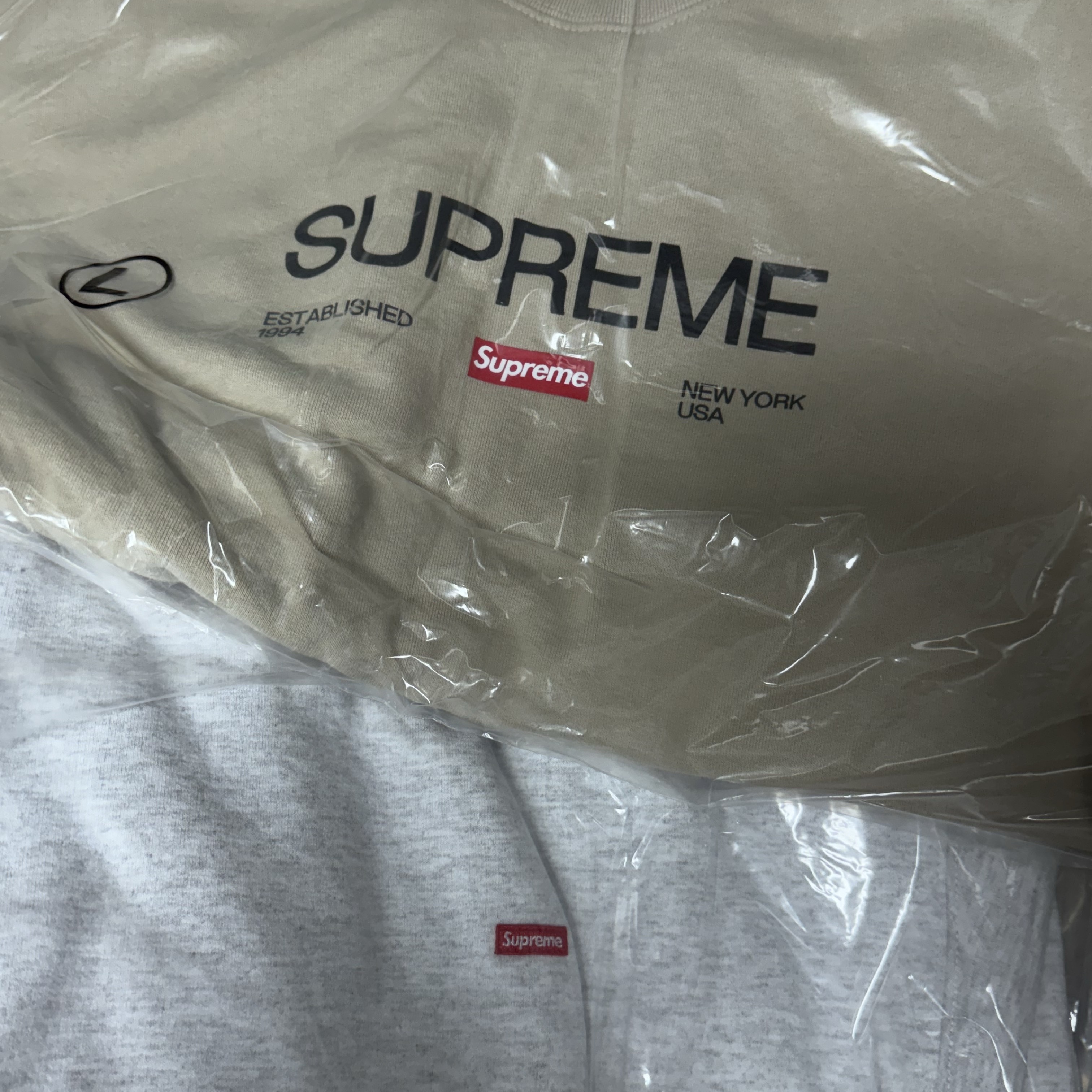 Supreme Established Crewneck Clay - 24SS 착용 스타일