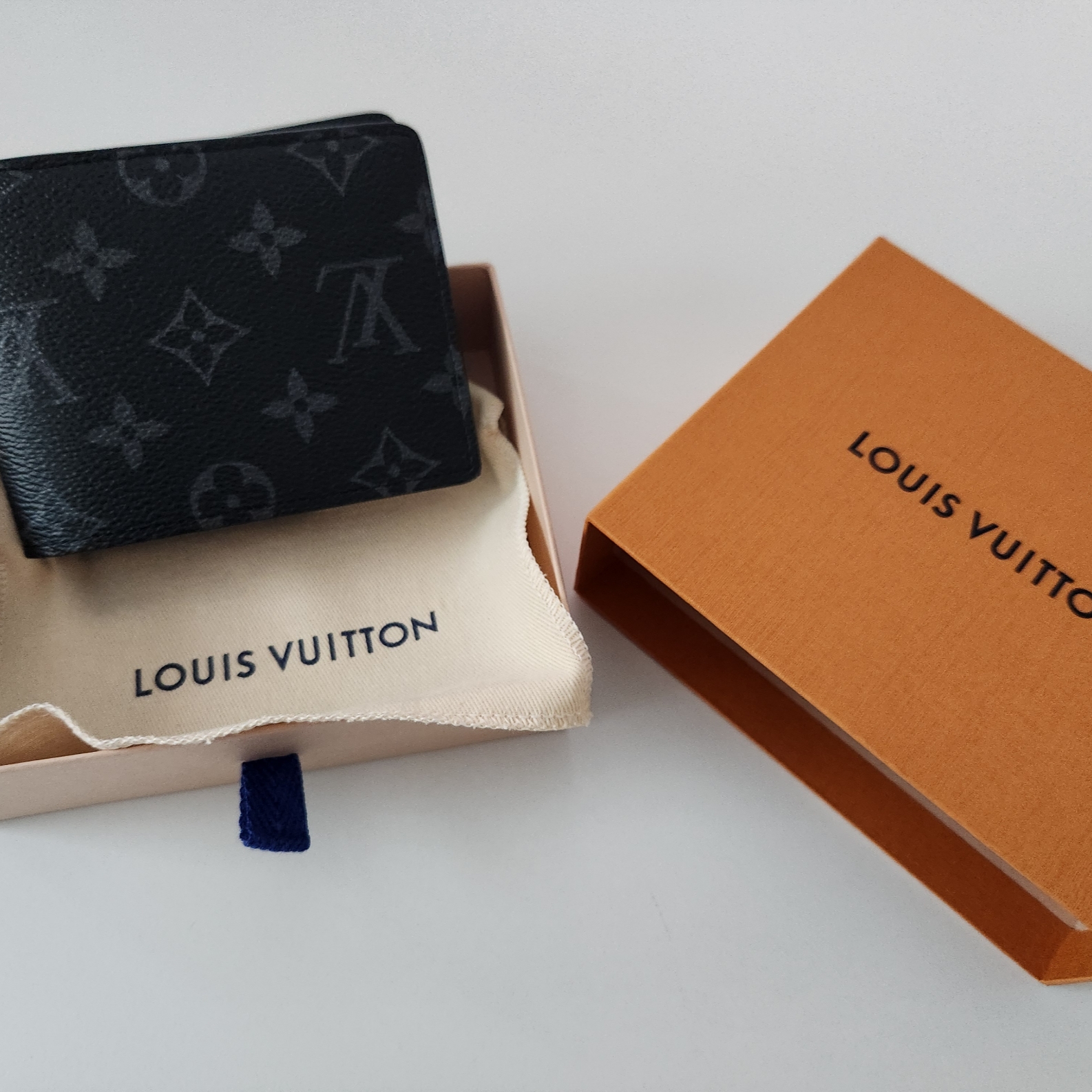 Louis Vuitton Multiple Wallet Monogram Eclipse 착용 스타일 - 1