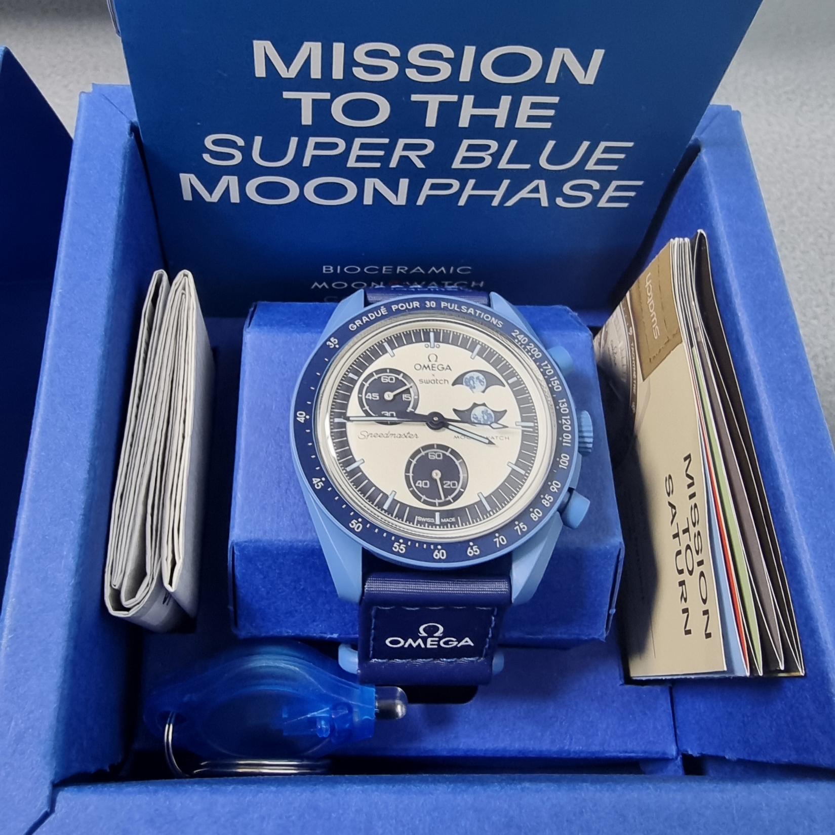 Swatch x Omega Bioceramic MoonSwatch Mission To The Super Blue Moonphase 착용 스타일