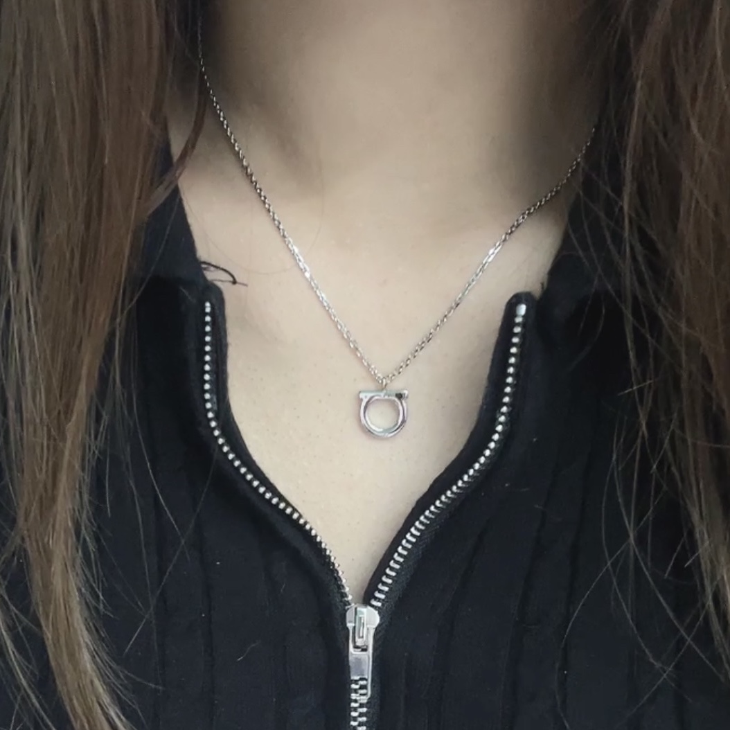 (W) Ferragamo Gancini Large Necklace Brass & Palladium 착용 스타일